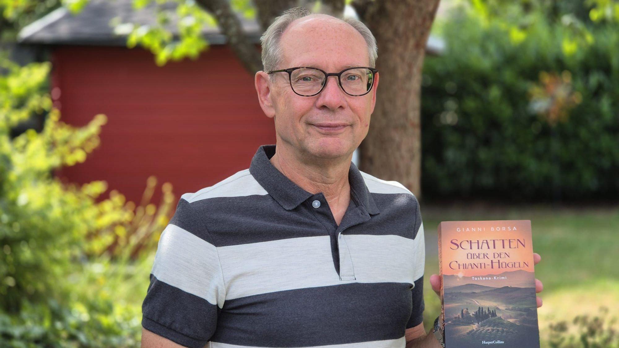 Der Leverkusener Autor Jens Burmeister mit seinem neuen Krimi „Schatten über den Chianti-Hügeln“