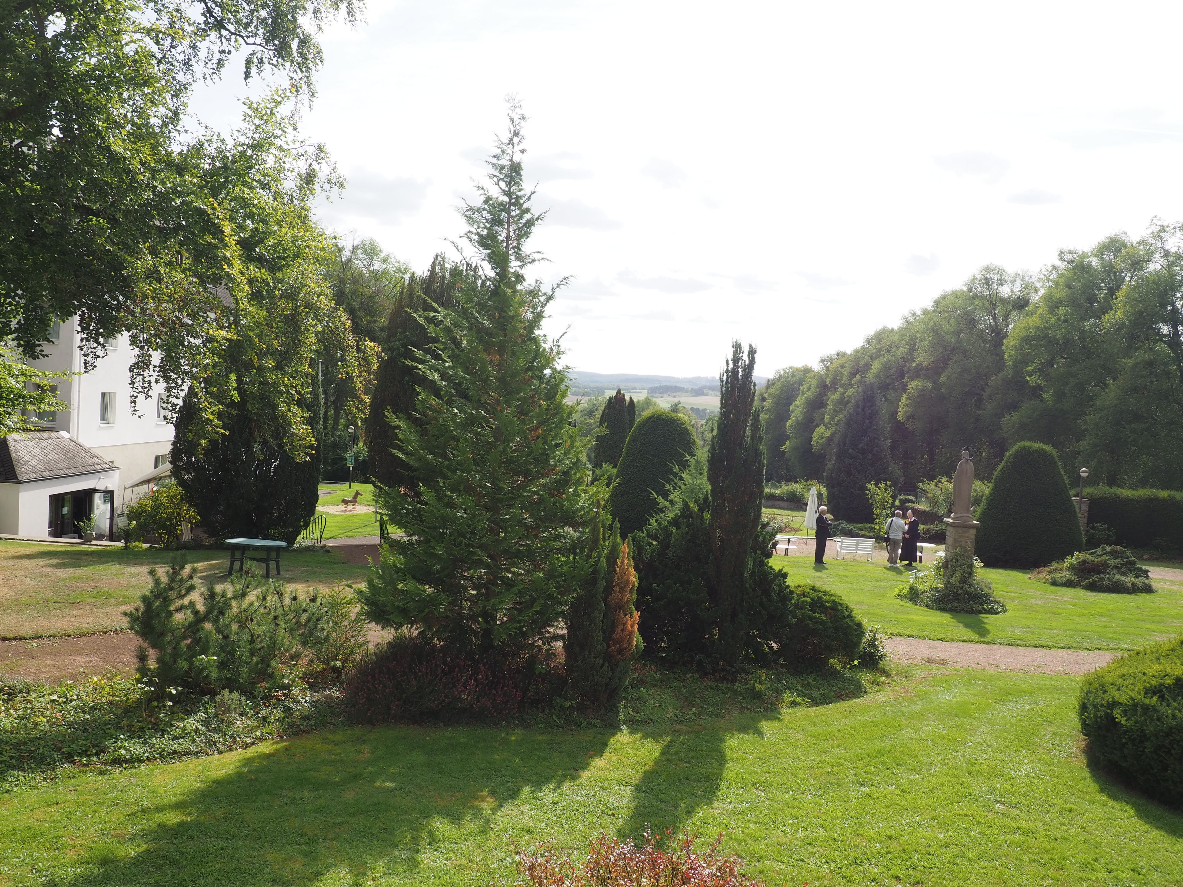 Blick in einen Park, im Hintergrund sind die Eifelhöhen zu sehen.