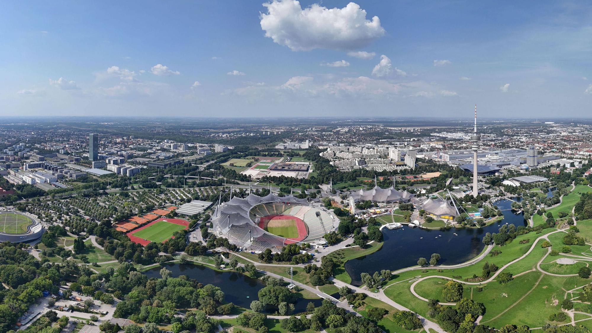 Blick auf das Münchner Olympiastadion und den Olympiapark.