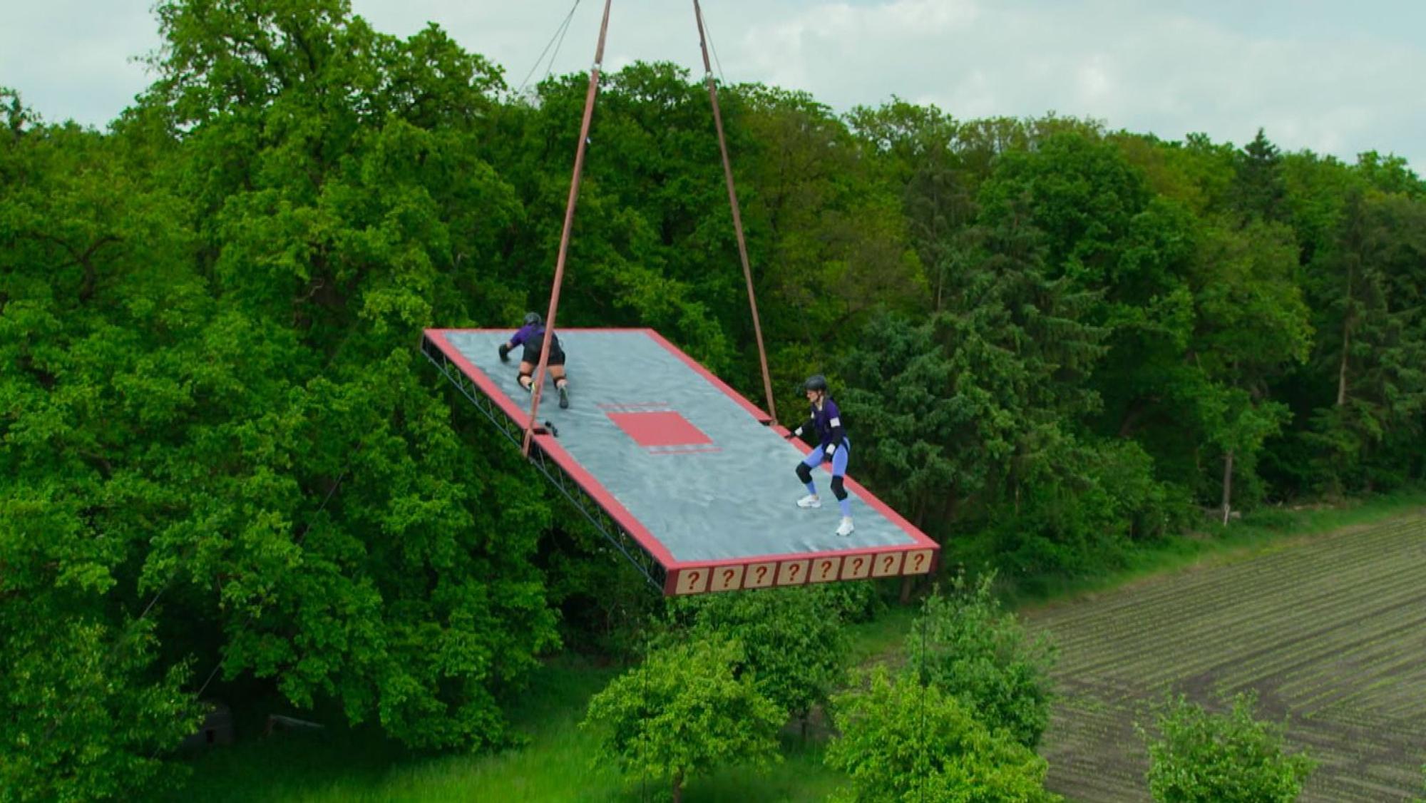 In schwindelnder Höhe müssen die Paare beim ersten Safety-Spiel Pantomime spielen. (Bild: RTL)