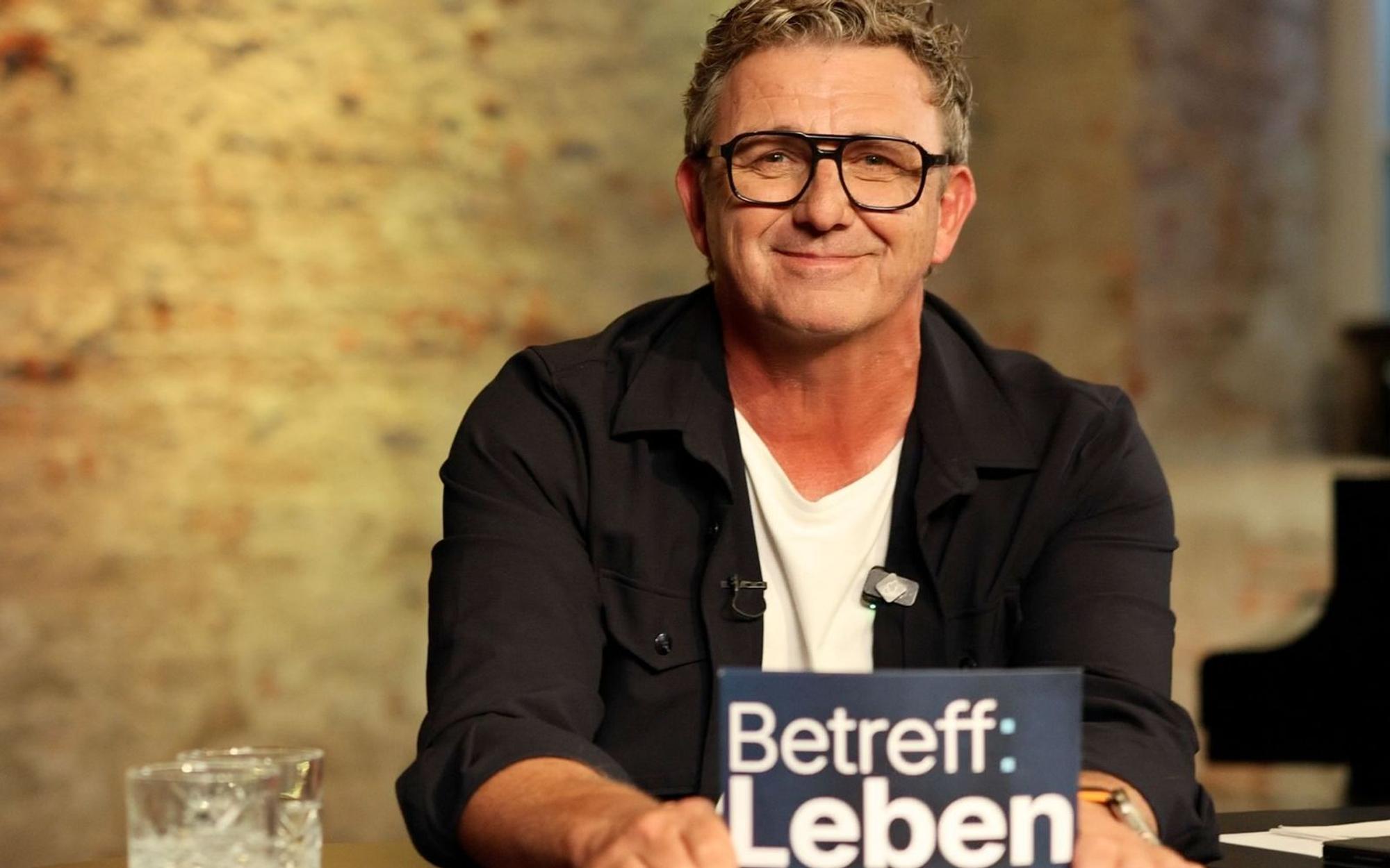 In den ersten Folgen seines eigenen Podcasts möchte Moderator Hans Sigl (Bild) gemeinsam mit Katja Burkard, Jan van Weyde, Barbara Schöneberger und Paul Panzer große und kleine Fragen diskutieren. (Bild: Felix Weber / BOOSTERGRAM, Raab Entertainment GmbH)