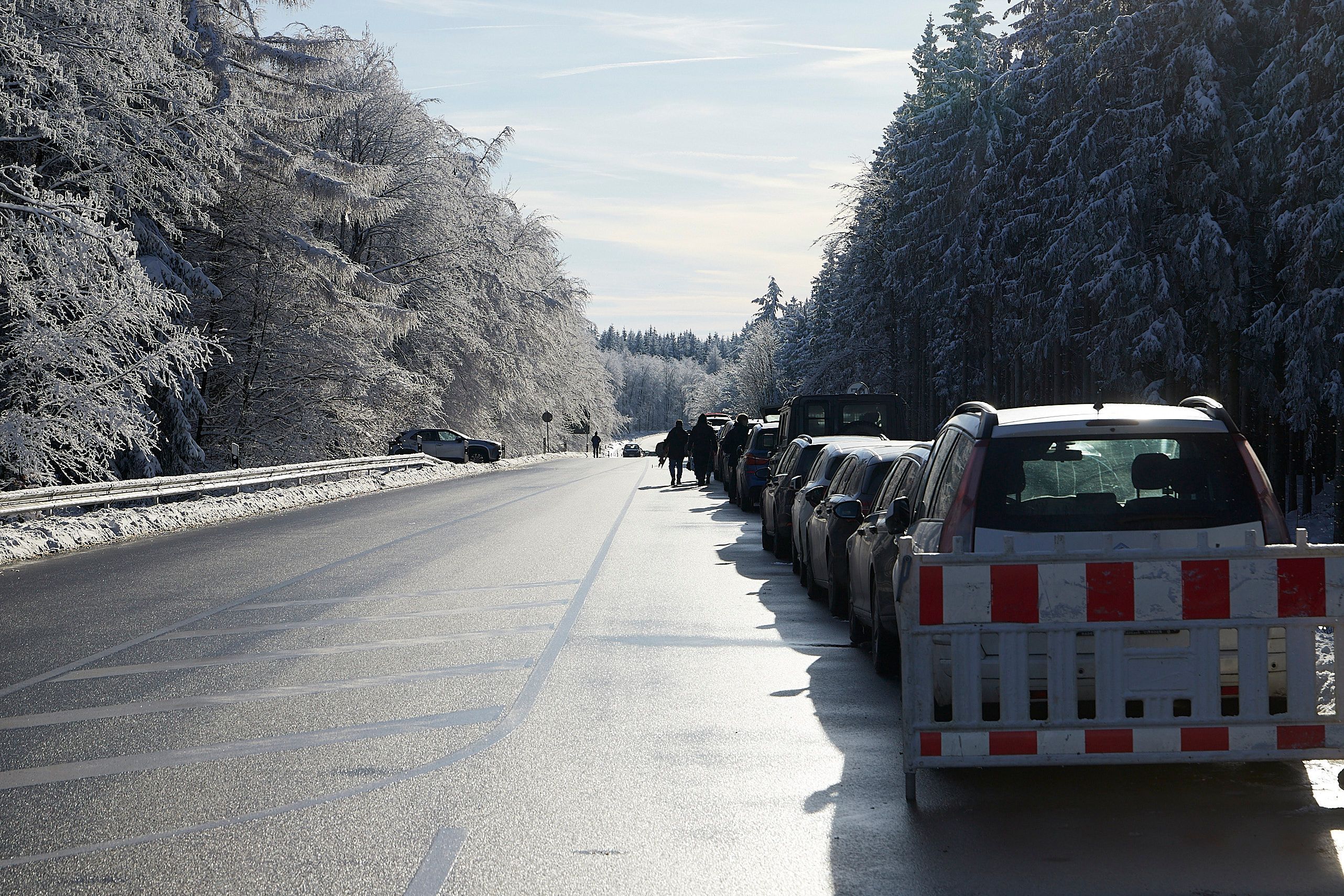 Zahlreiche Autos parken im Winter an der B265 am Weißen Stein in Hellenthal-Udenbreth.