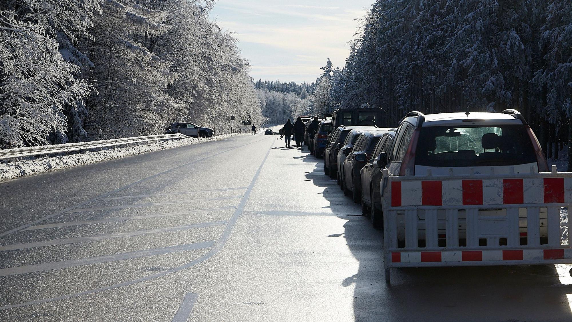 Zahlreiche Autos parken im Winter an der B265 am Weißen Stein in Hellenthal-Udenbreth.