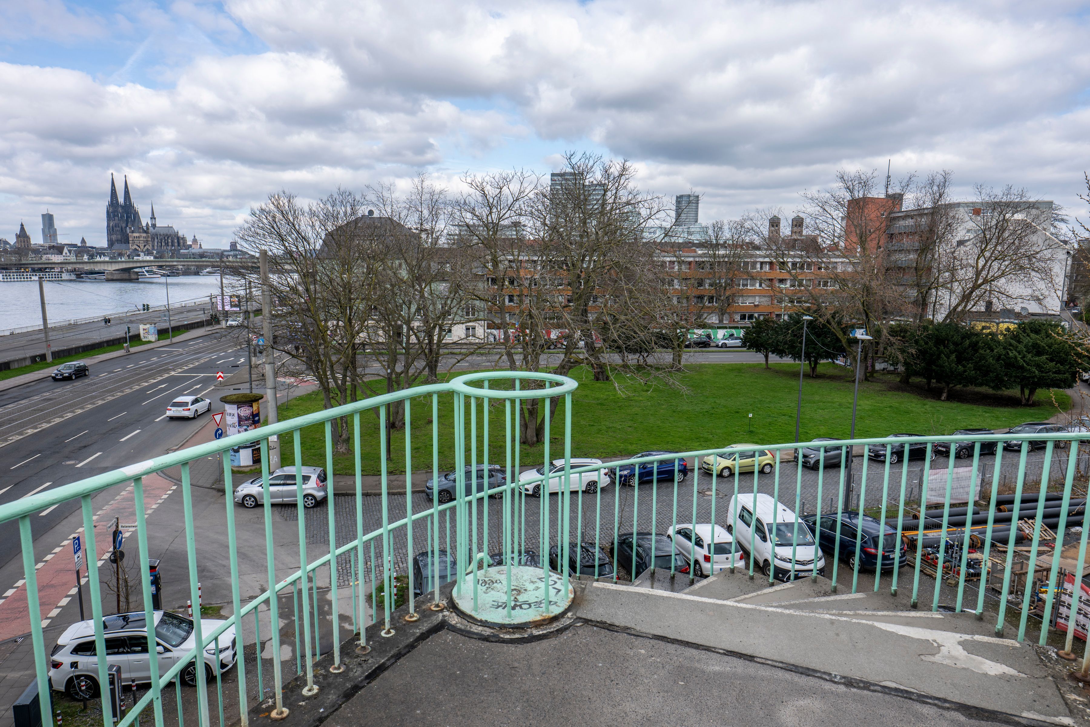 Blick vovn der Severinsbrücke auf die Grünfläche, auf der der Büro- und Hotelkomplex entstehen soll