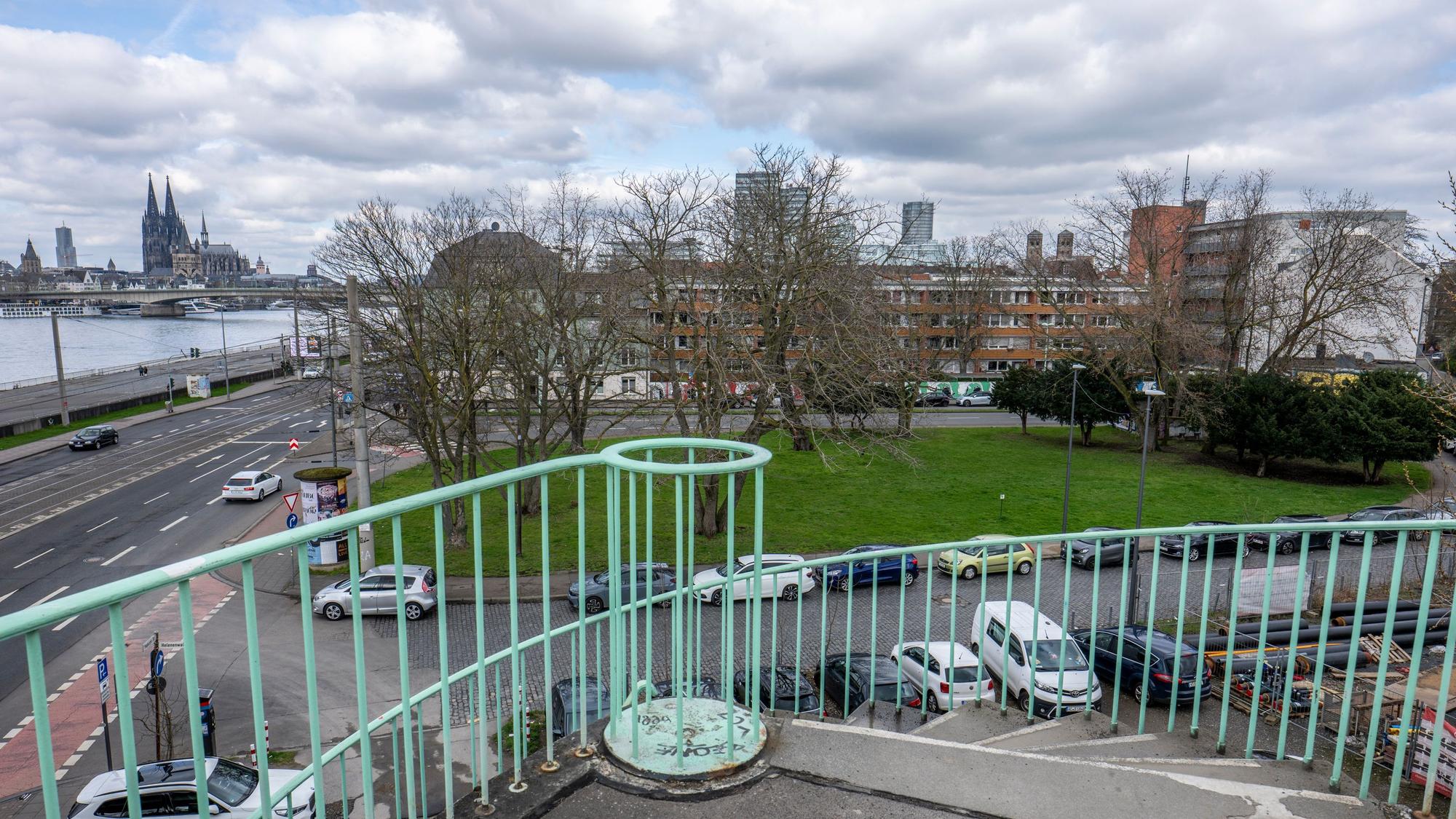 Blick vovn der Severinsbrücke auf die Grünfläche, auf der der Büro- und Hotelkomplex entstehen soll