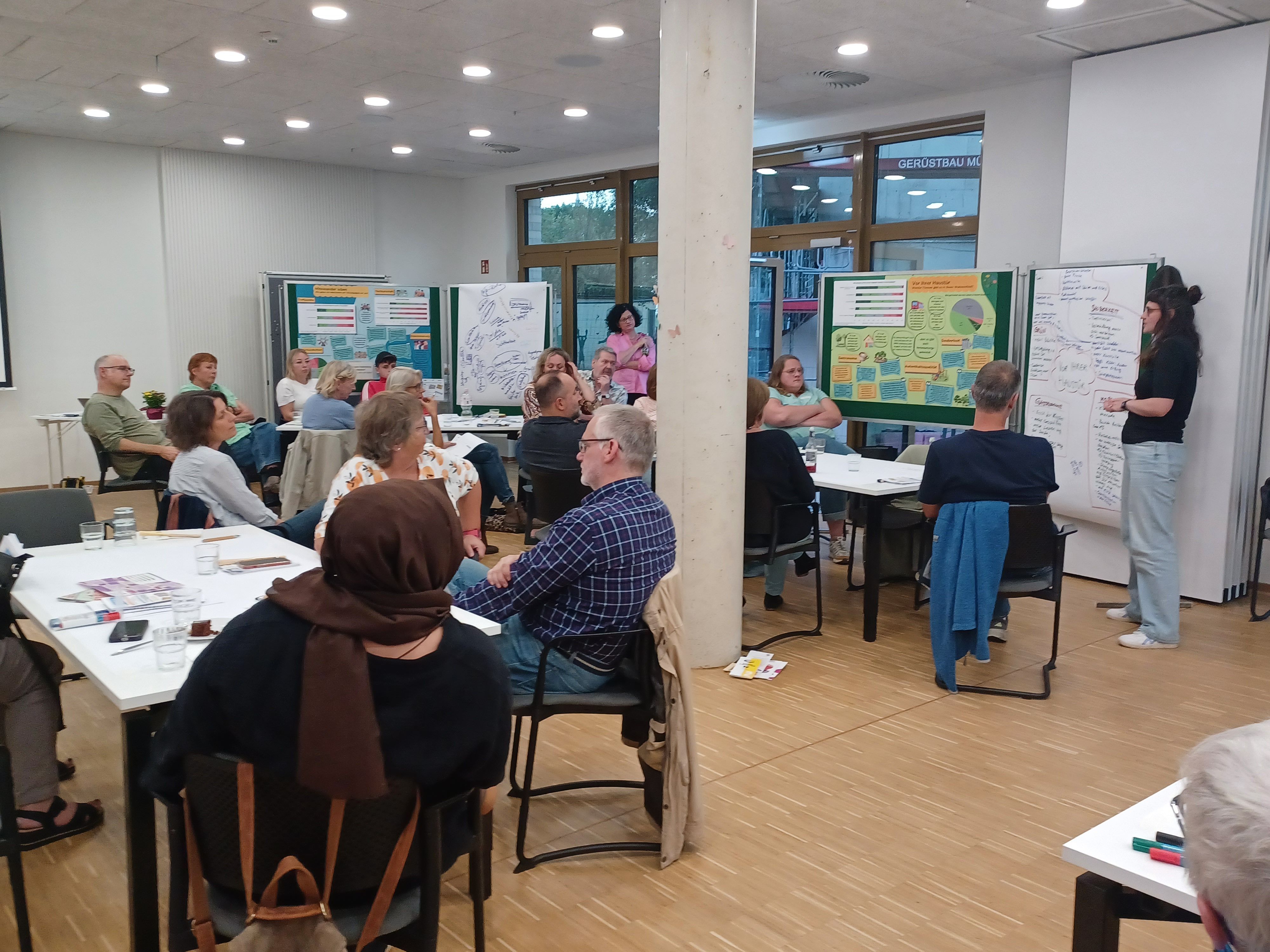 Blick in den Workshop mit den Thementischen und Stellwänden.