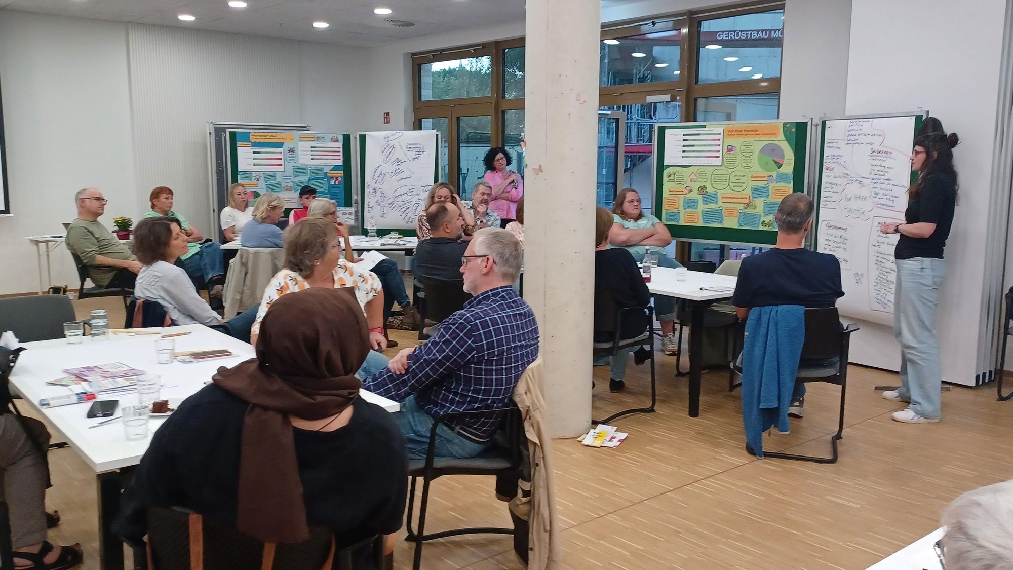Blick in den Workshop mit den Thementischen und Stellwänden.