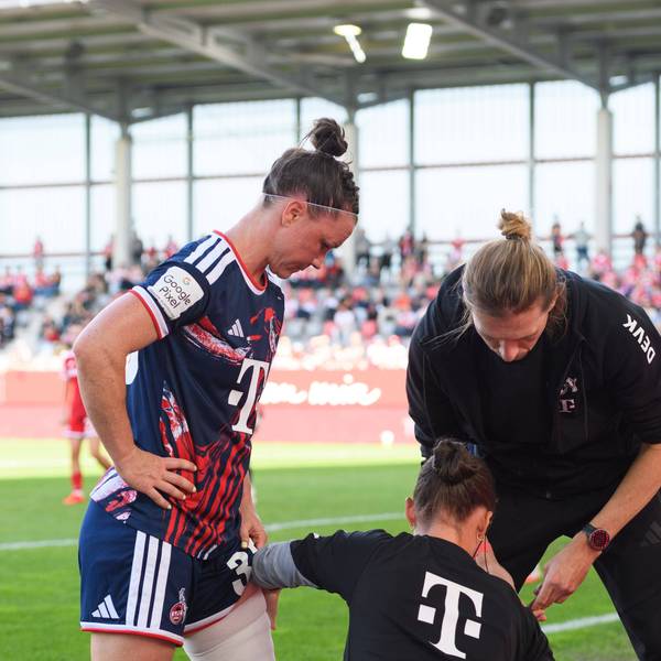 MUNICH, GERMANY - SEPTEMBER 19: Marina Hegering 33 1. FC Cologne getting her femoral taped asfter she got injured during the Google Pixel Frauen-Bundesliga match between FC Bayern Munich and 1. FC Cologne at FC Bayern Campus Munich, Germany. Photo by Sven Beyrich/Sports Press Photo PUBLICATIONxNOTxINxBRAxMEX Copyright: xSvenxBeyrich/SPPx Sportspressphoto_SPR235322