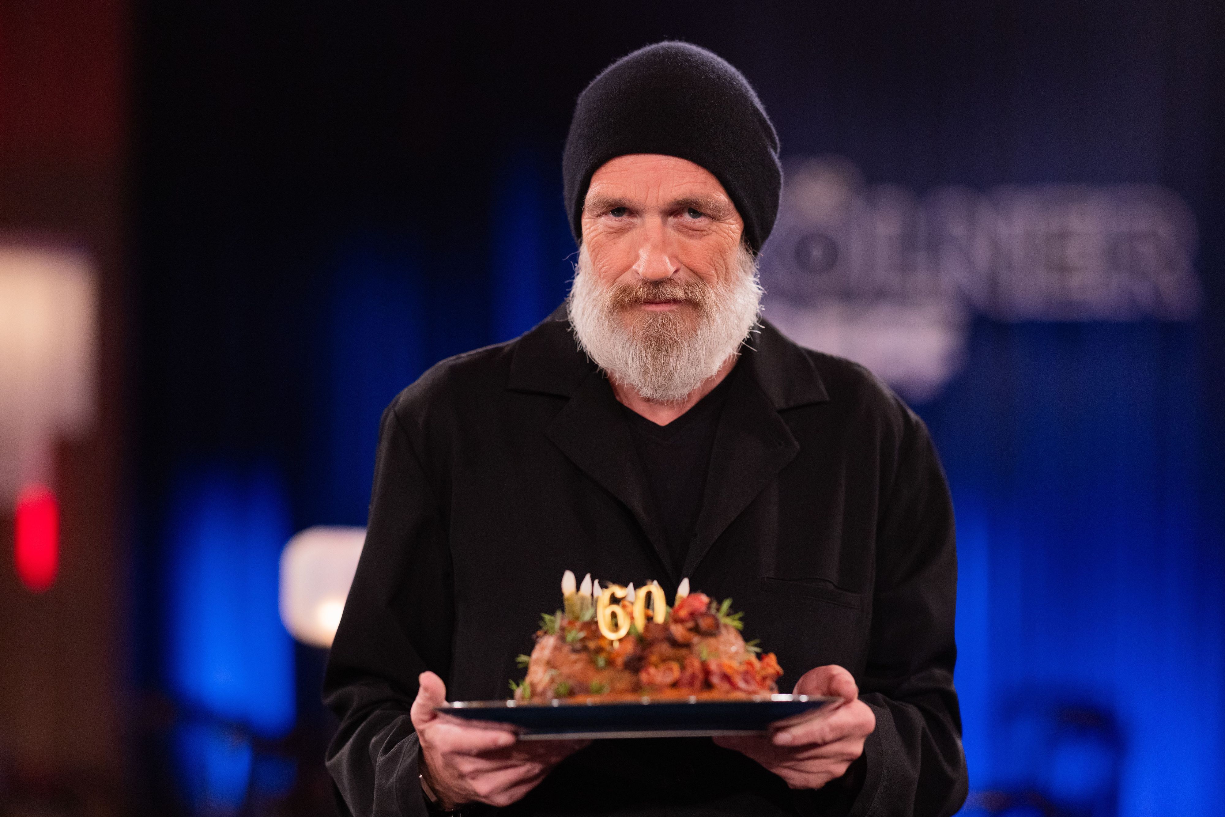 Torsten Sträter steht im Anschluss an die Aufzeichnung der Talkshow „Kölner Treff“ mit einer Fleischtorte in den Studios des WDR.