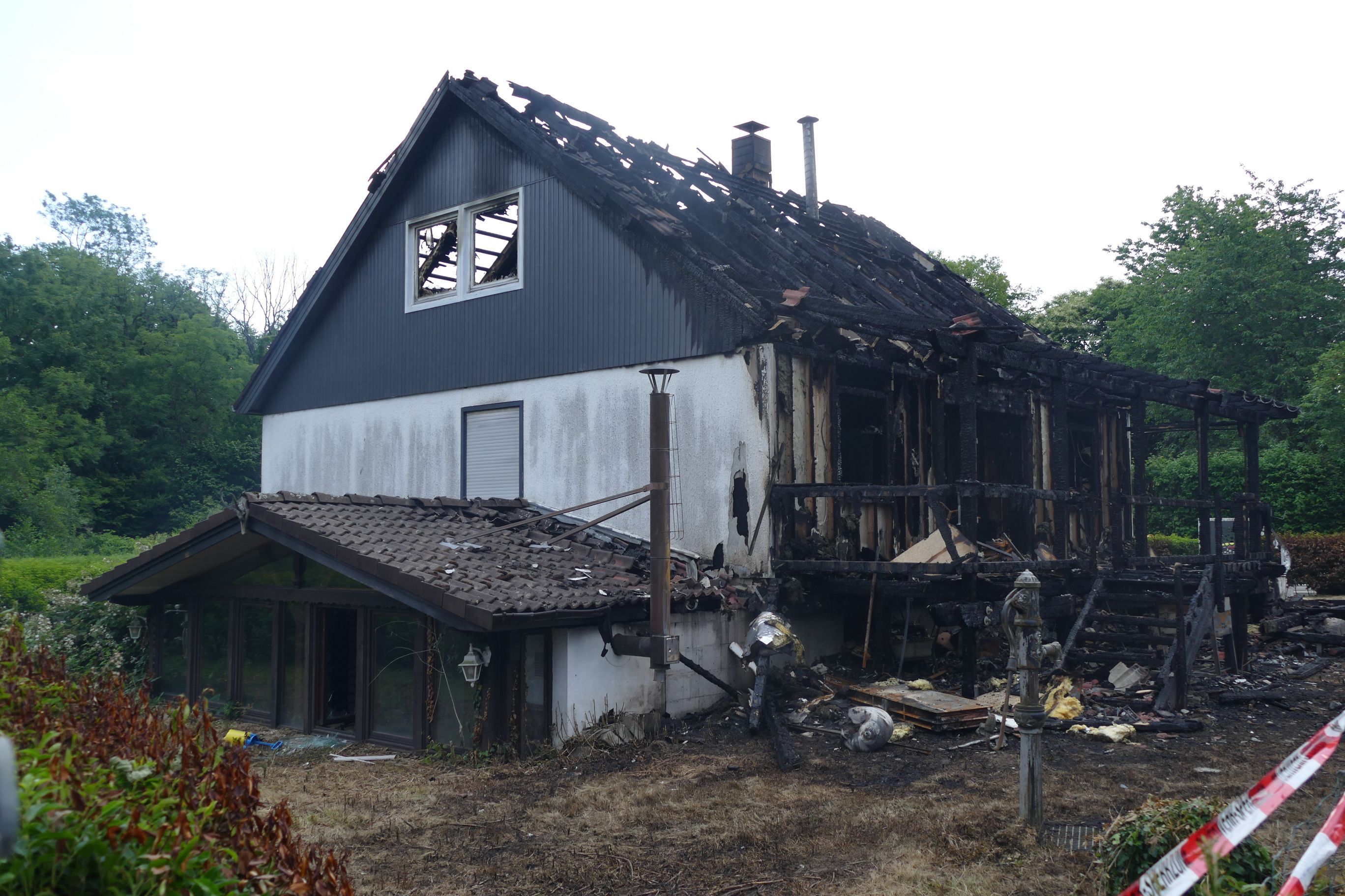 Am 18. Juni 2026 brannte dieses Wohnhaus in Lohmar - die Ruine steht seitdem verlassen da.
