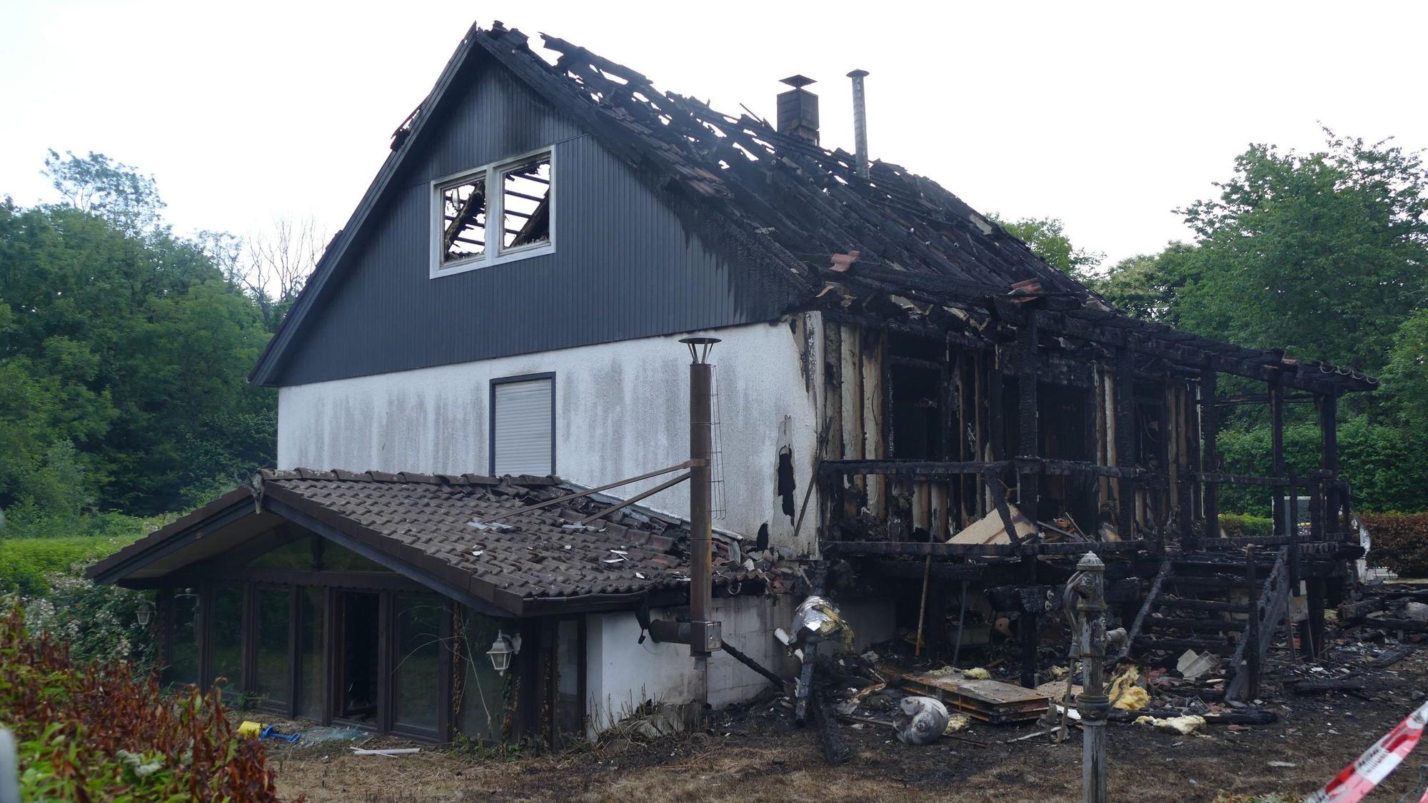 Am 18. Juni 2026 brannte dieses Wohnhaus in Lohmar - die Ruine steht seitdem verlassen da.