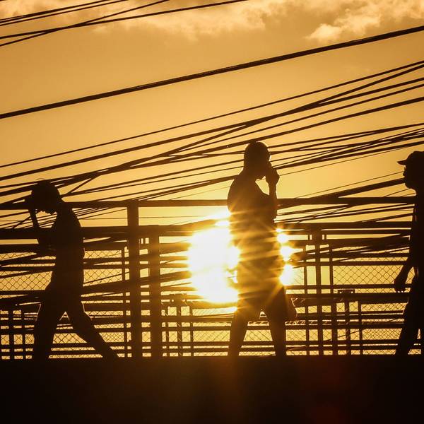 Menschen gehen unter der sengenden Sonne in Quezon City auf den Philippinen spazieren. (Archivbild)