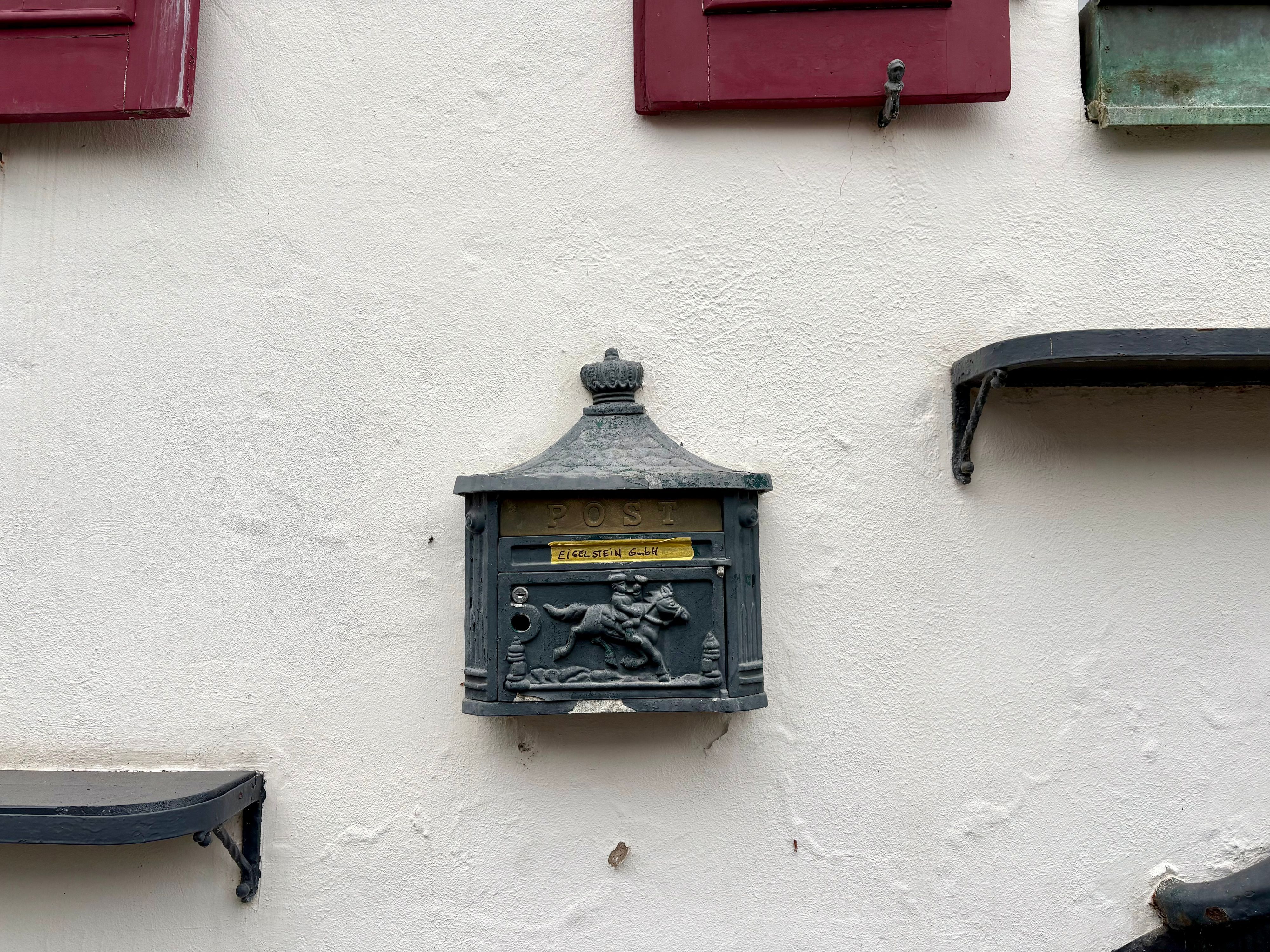 Das Treppchen in Rodenkirchen: Auf dem Briefkasten steht schon die neue Betreiberin.
