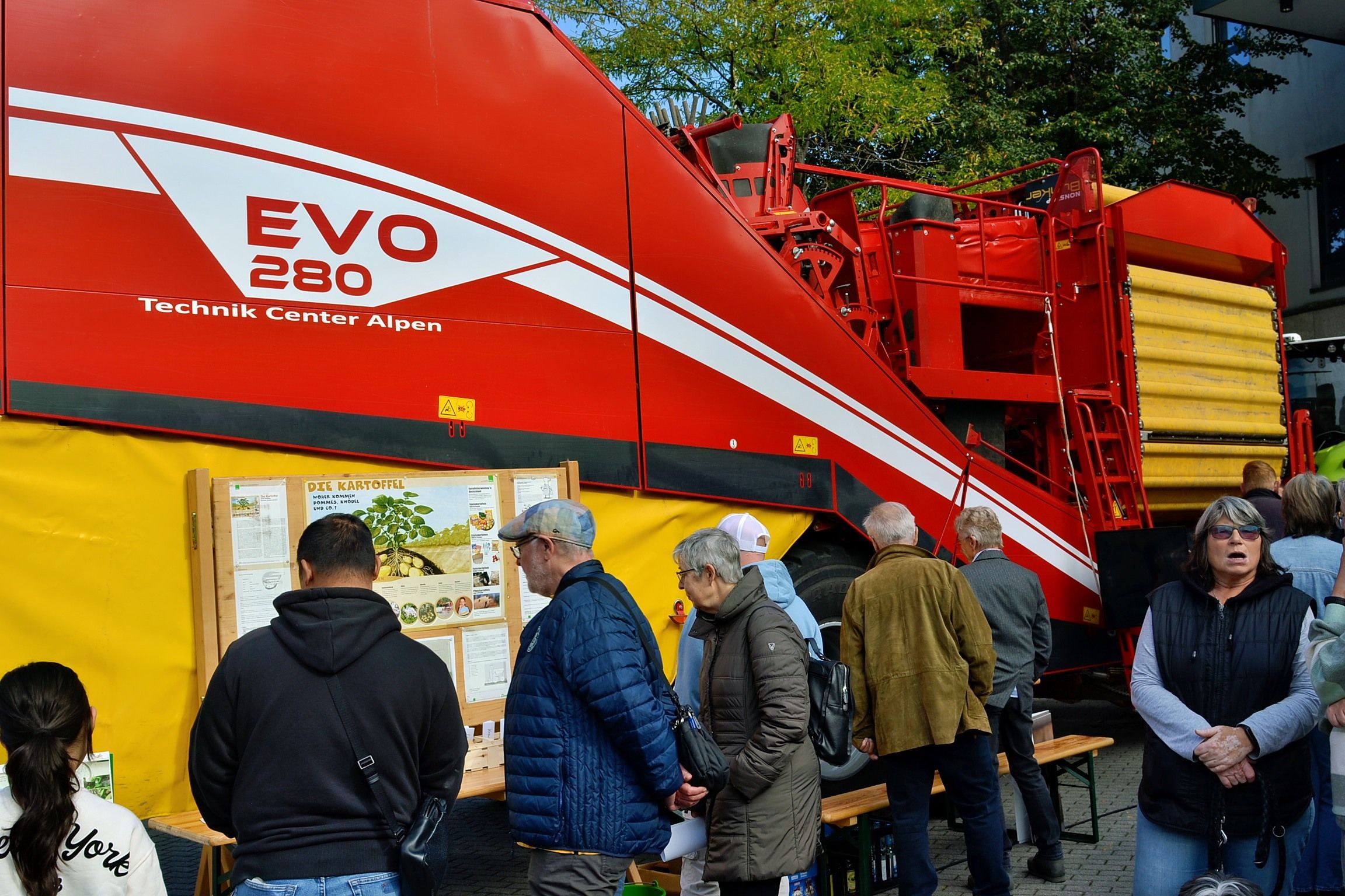 Zahlreiche Besucher betrachten beim Knollenfest in Euskirchen eine landwirtschaftliche Maschine.