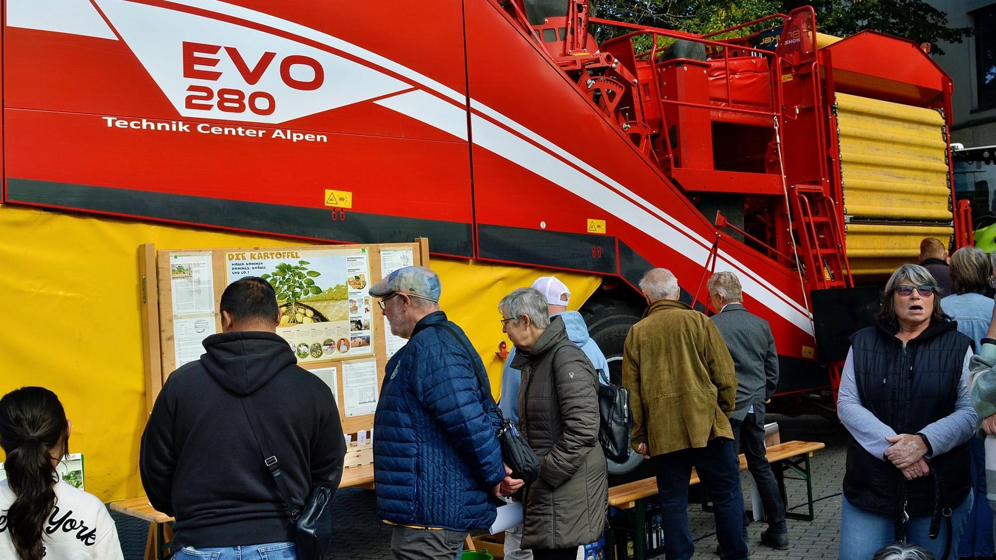 Zahlreiche Besucher betrachten beim Knollenfest in Euskirchen eine landwirtschaftliche Maschine.