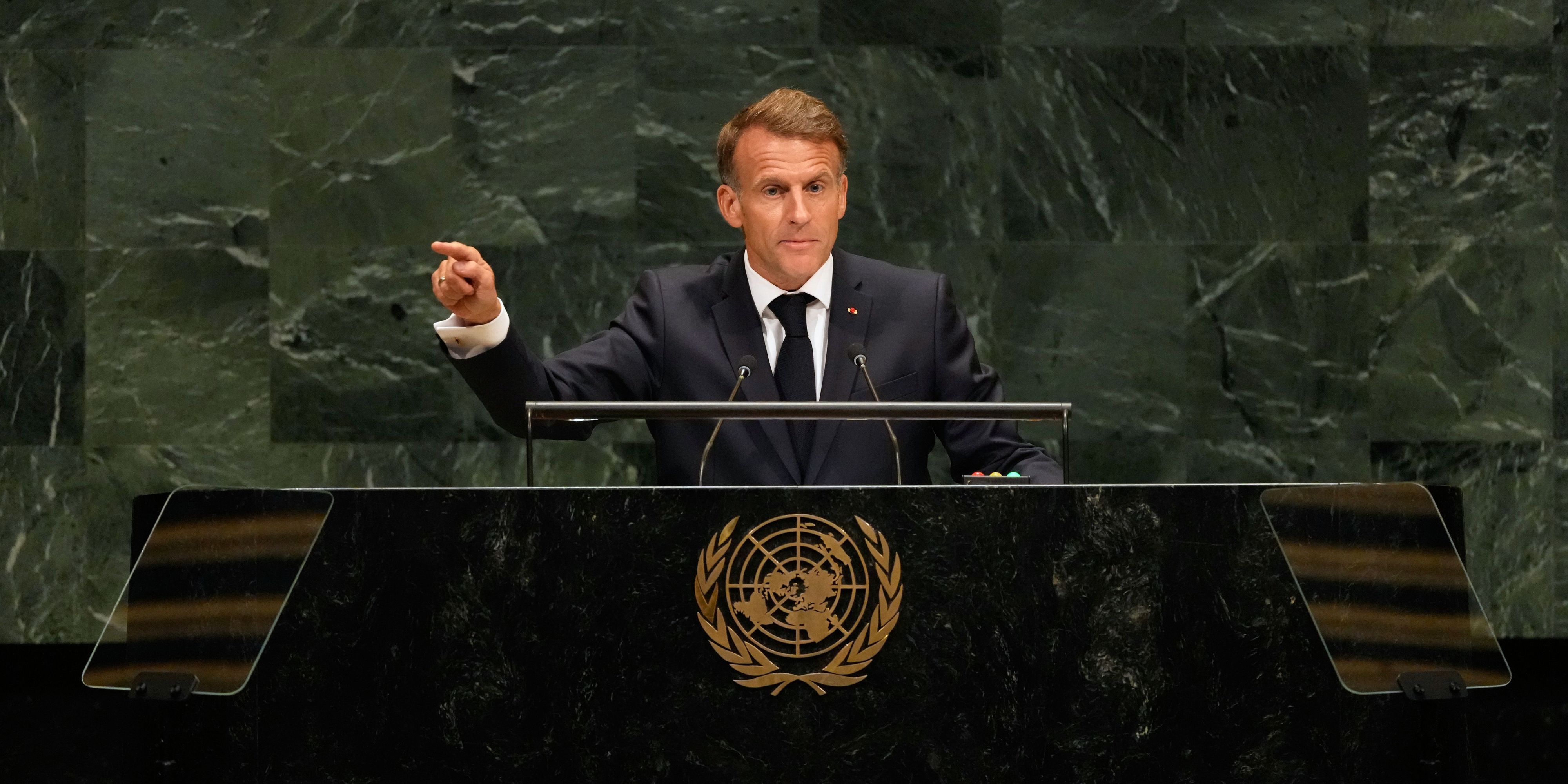 22.09.2026, USA, New York: Der französische Präsident Emmanuel Macron hält im Hauptquartier der Vereinten Nationen eine Rede während der 81. Sitzung der Generalversammlung der Vereinten Nationen. Foto: Seth Wenig/AP/dpa +++ dpa-Bildfunk +++