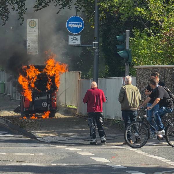 Auf dem Gehweg neben der Straße An der Gohrsmühle brennt eine Kehrmaschine.