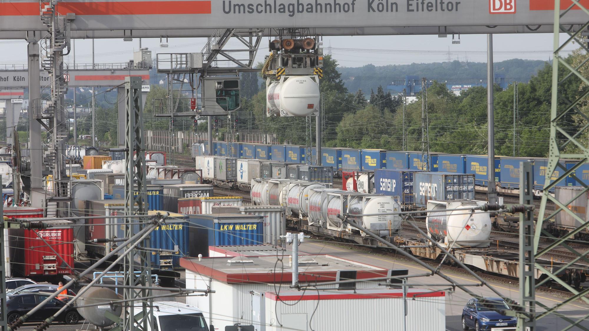 Nach einem Arbeitsunfall auf dem Güterbahnhof Eifeltor starben zwei Menschen (Archivfoto).