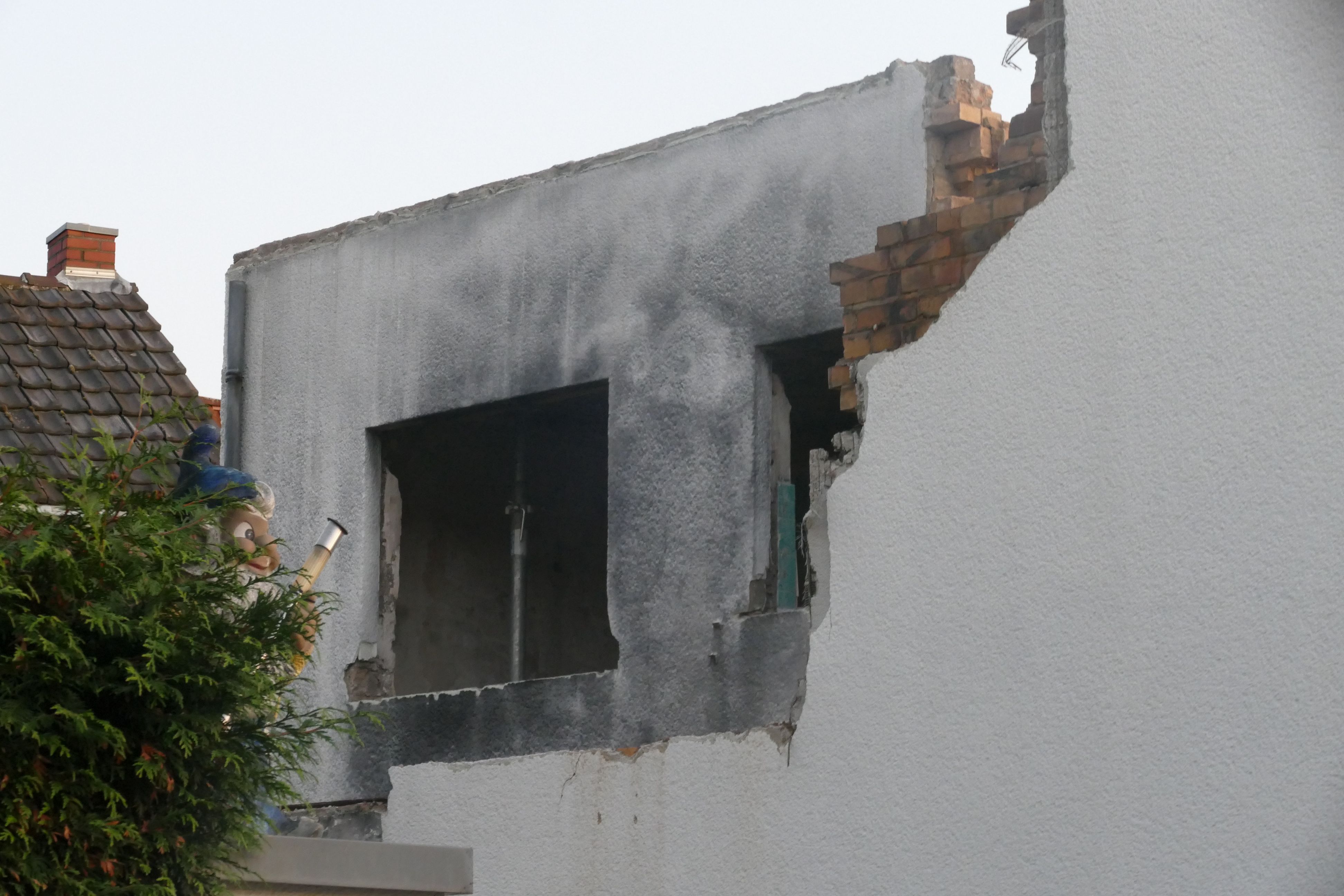 Das Haus an der Kölnstraße in Hangelar brannte vor drei Jahren, mittlerweile ist der Dachstuhl abgetragen worden.