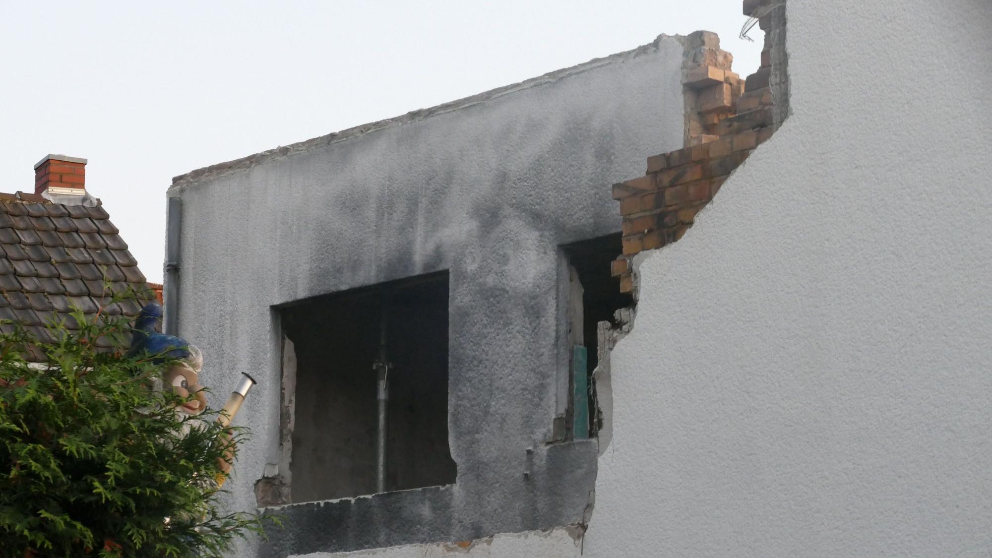 Das Haus an der Kölnstraße in Hangelar brannte vor drei Jahren, mittlerweile ist der Dachstuhl abgetragen worden.