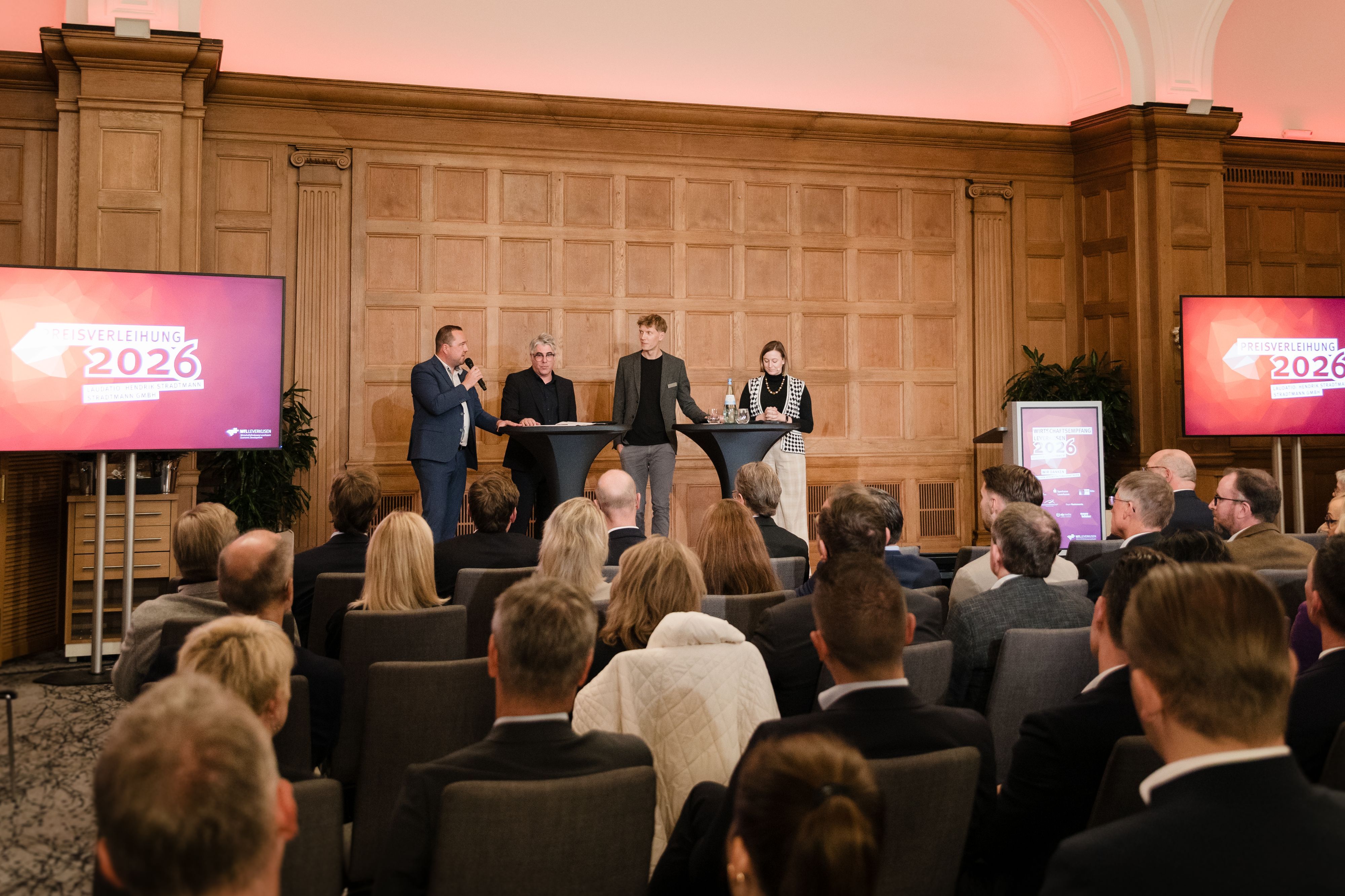 Benjamin Schulz (v.l.), Christian Zöller und Moritz Genschel redeten mit Moderatorin Anna-Lena Kümpel über die Lage der Leverkusener Wirtschaft.