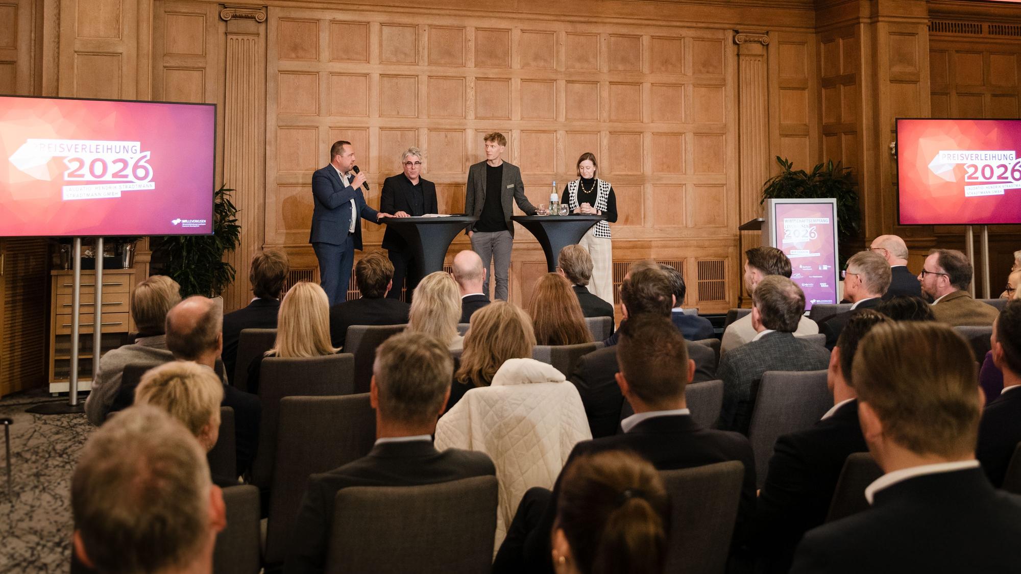 Benjamin Schulz (v.l.), Christian Zöller und Moritz Genschel redeten mit Moderatorin Anna-Lena Kümpel über die Lage der Leverkusener Wirtschaft.