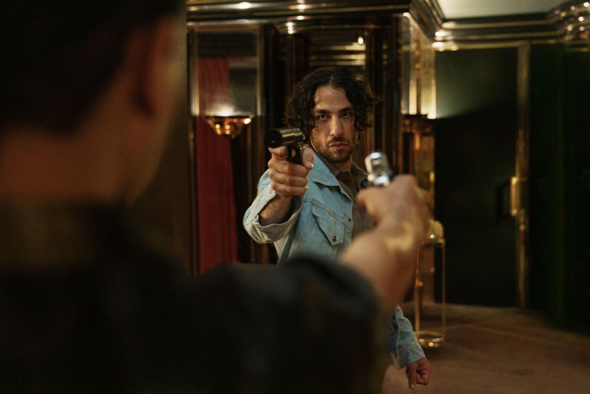 Ibrahim (Tariq Al-Saies, rechts) legt sich mit den Kriminellen im Berliner Untergrund an. (Bild: 2026 Warner Bros.Discovery / W&B TV / Julia Terjung)