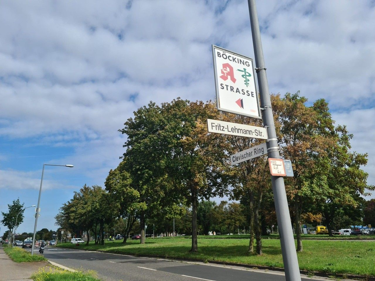 Zu sehen ist das Straßenschild Fritz-Lehmann-Str. in Köln-Mülheim.