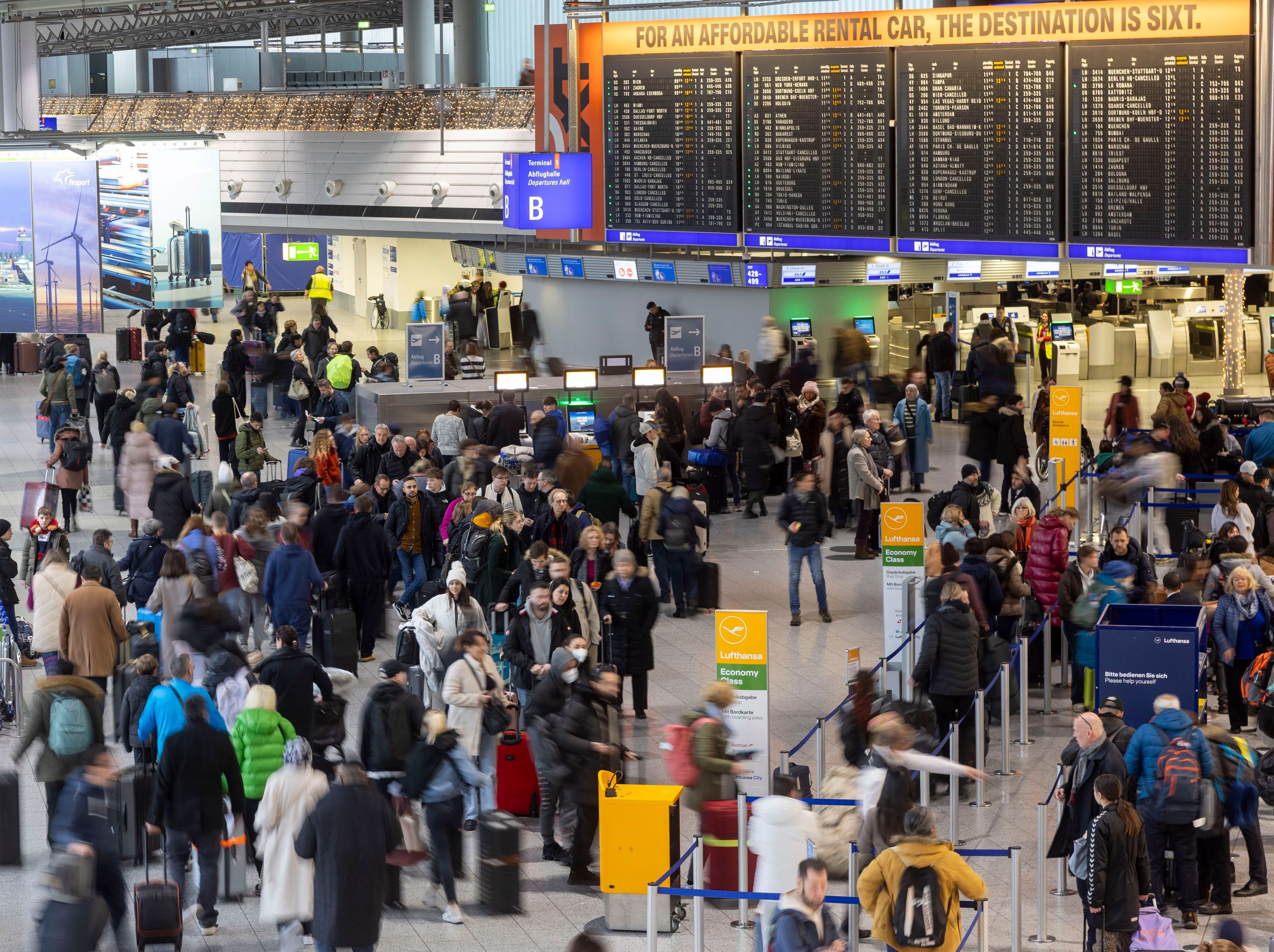Lange Warteschlangen an den Flugschaltern.