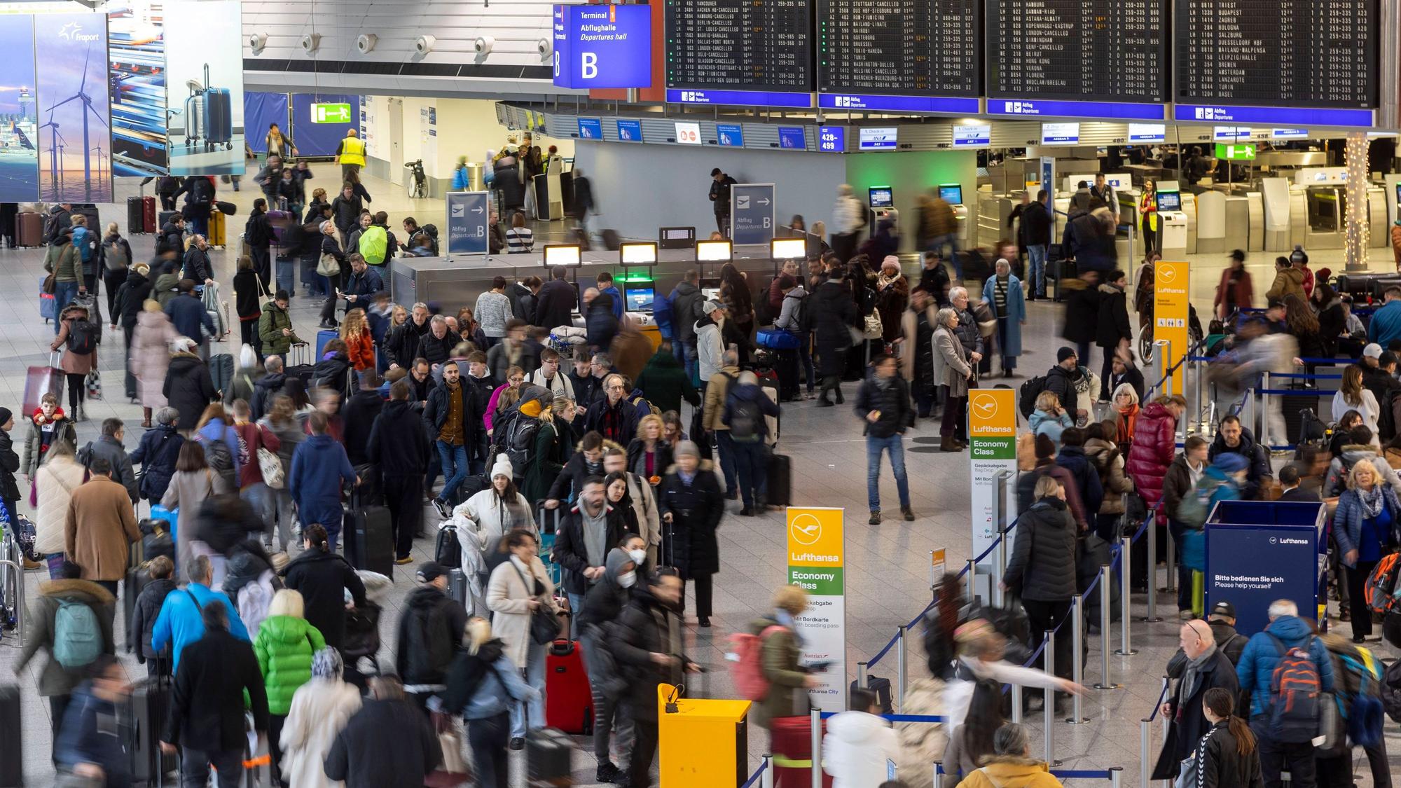 Lange Warteschlangen an den Flugschaltern.