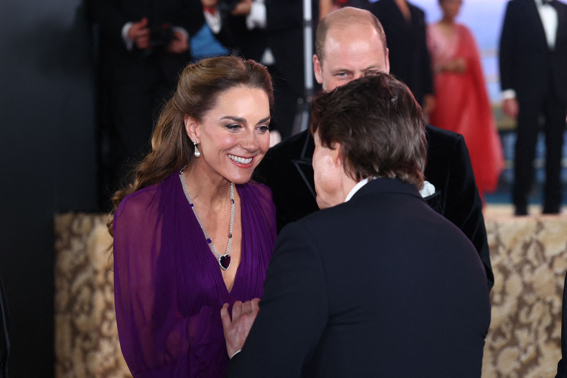 Prinzessin Kate begrüßt Tom Cruise auf der Weltpremiere von „Digger“.