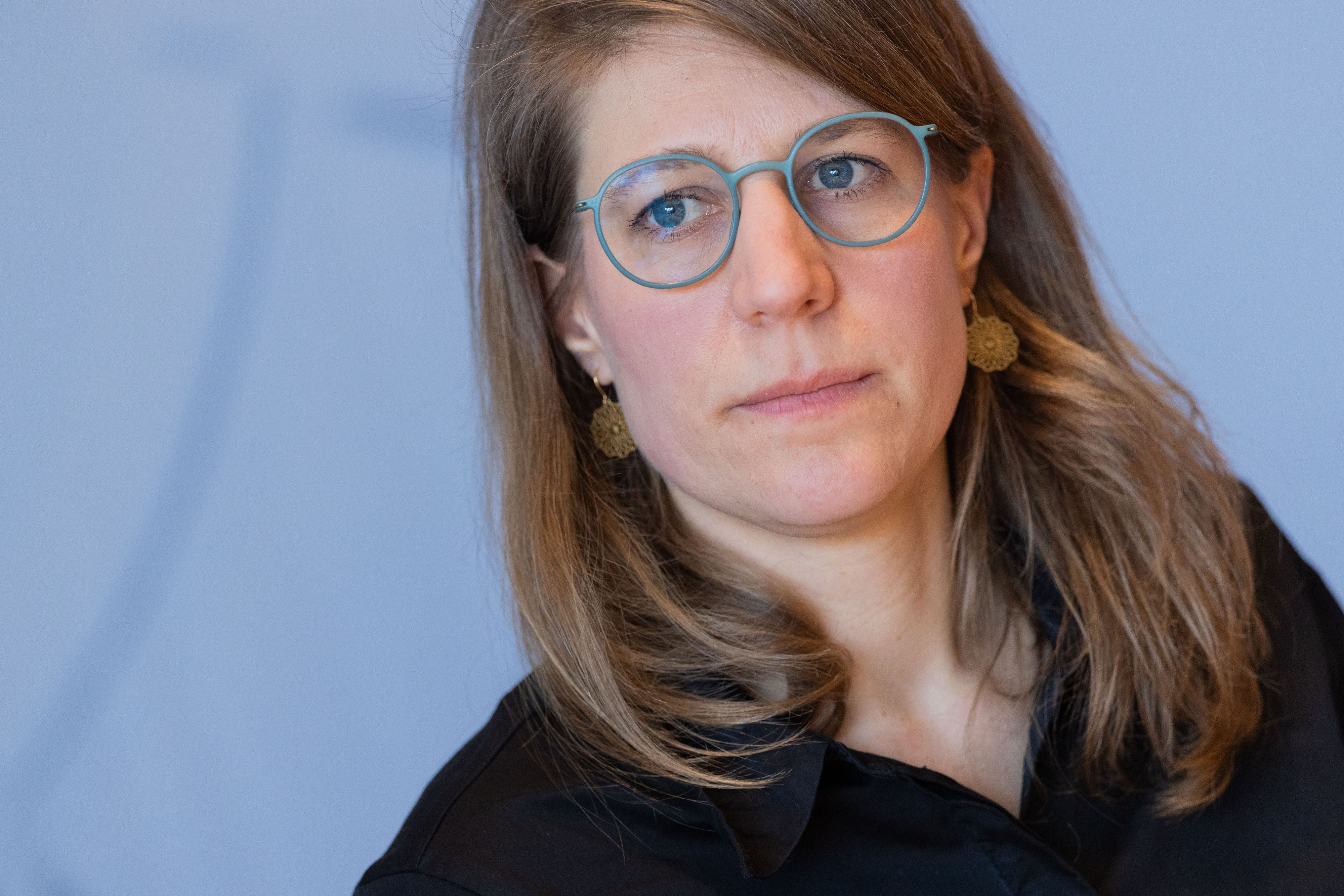 ARCHIV - 05.02.2026, Nordrhein-Westfalen, Düsseldorf: Flüchtlingsministerin Verena Schäffer (Bündnis 90/Die Grünen) spricht vor der Landespressekonferenz im Landtag. (zu dpa: «NRW-Fluchtministerin lässt Ausreisepflichtige überprüfen») Foto: Rolf Vennenbernd/dpa +++ dpa-Bildfunk +++