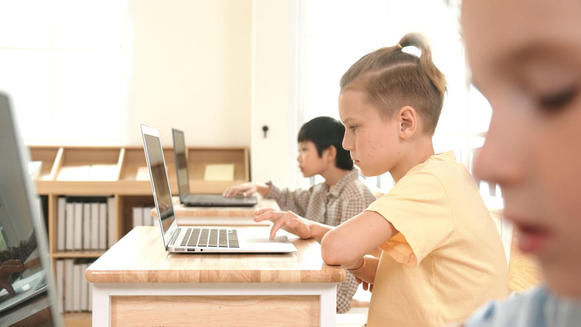 Künstliche Intelligenz kann eine Chance, aber auch ein Risiko für Schüler sein. Auf die richtige Nutzung kommt es an. (Bild: iStock/NanoStockk)