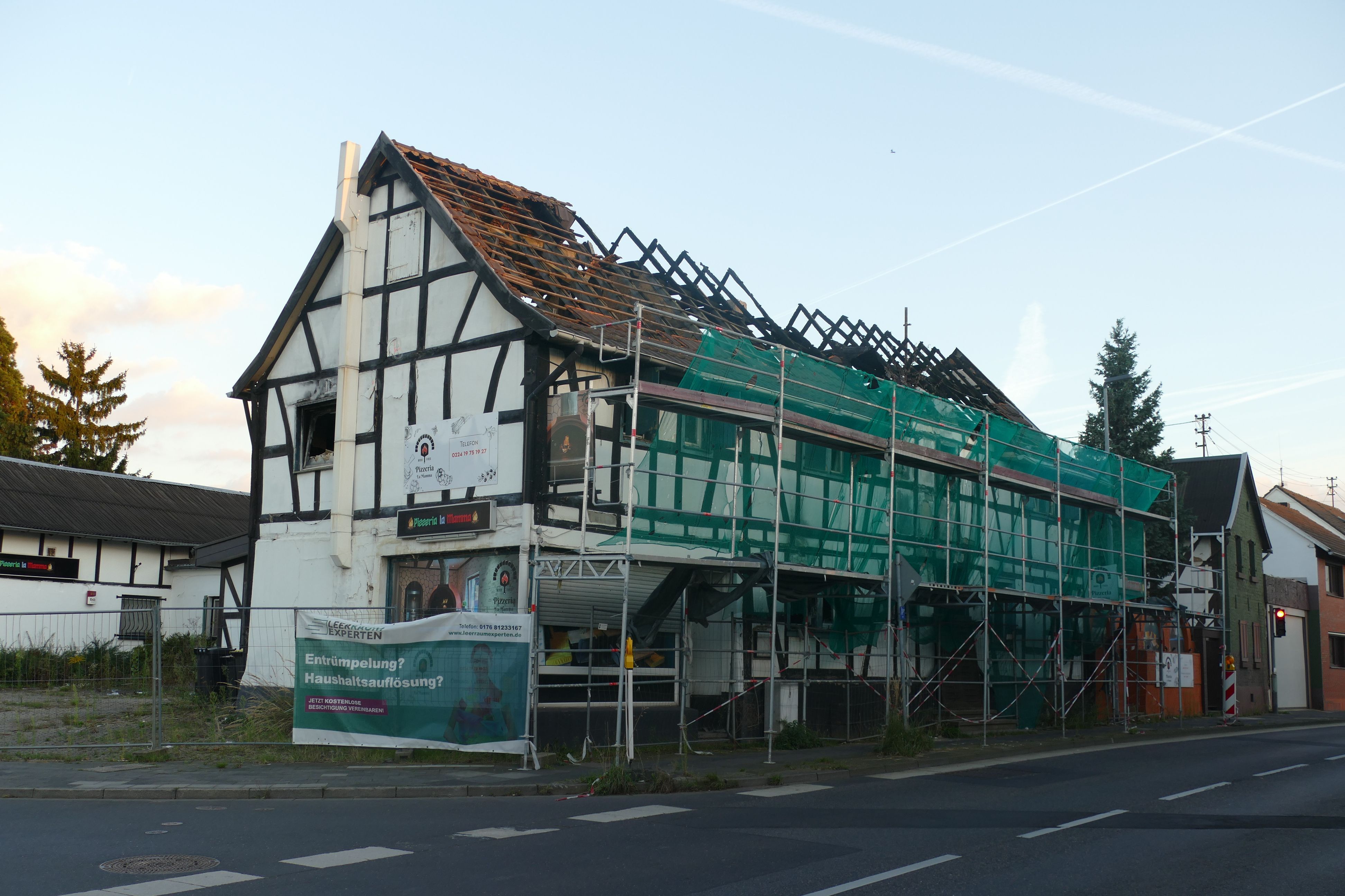 Die ehemalige Pizzeria in Sankt Augustin-Menden brannte im Oktober 2024. Hier stand der Denkmalschutz dem Abriss im Weg.
