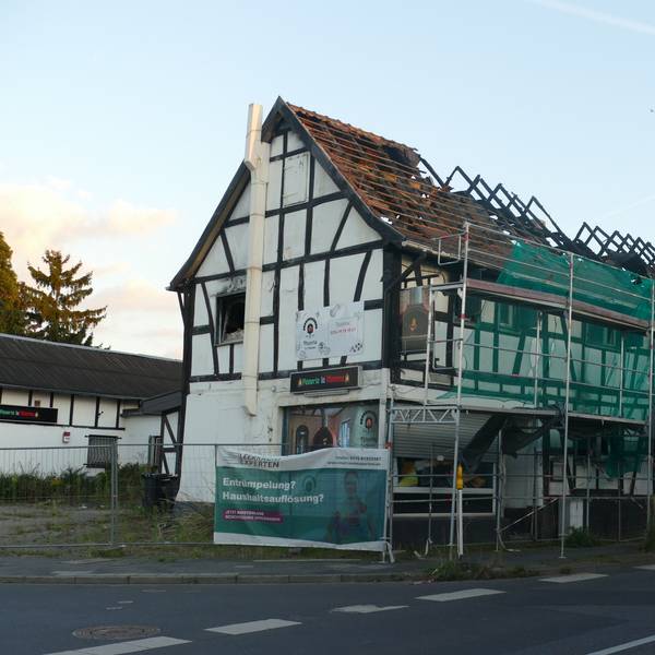Die ehemalige Pizzeria in Sankt Augustin-Menden brannte im Oktober 2024. Hier stand der Denkmalschutz dem Abriss im Weg.