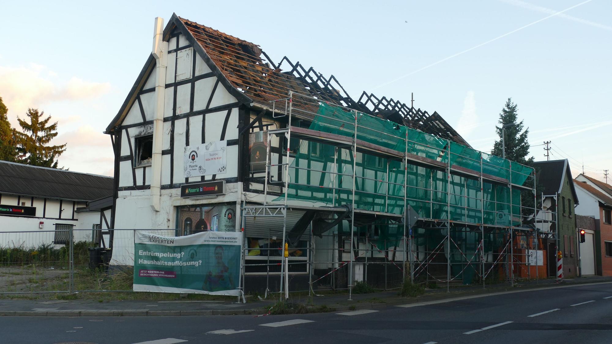 Die ehemalige Pizzeria in Sankt Augustin-Menden brannte im Oktober 2024. Hier stand der Denkmalschutz dem Abriss im Weg.