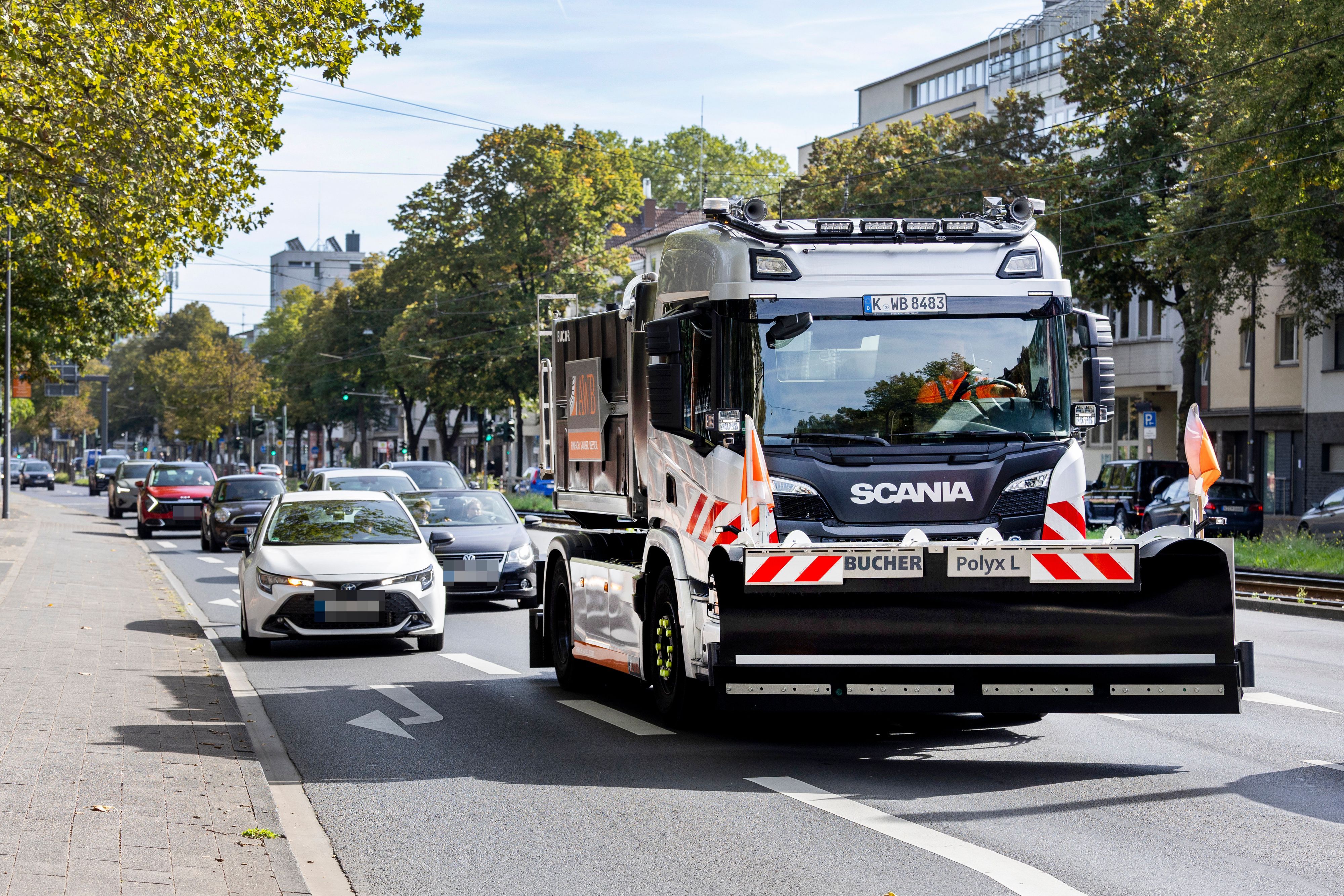 23.09.2026, Köln: Im September fährt die AWB mit ihren Winterdienstfahrzeugen alle Routen ab, damit im Winter im Ernstfall alle Fahrerinnen und Fahrer ihre Routen, Engstellen und das Fahrzeug kennen.
Am Steuer sitzt Andreas Pietsch.

Foto: Michael Bause