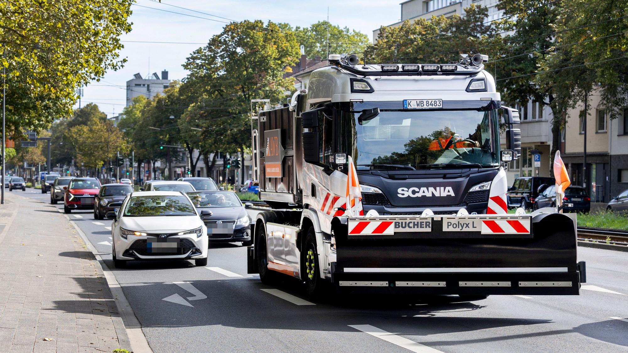 23.09.2026, Köln: Im September fährt die AWB mit ihren Winterdienstfahrzeugen alle Routen ab, damit im Winter im Ernstfall alle Fahrerinnen und Fahrer ihre Routen, Engstellen und das Fahrzeug kennen.
Am Steuer sitzt Andreas Pietsch.
Foto: Michael Bause