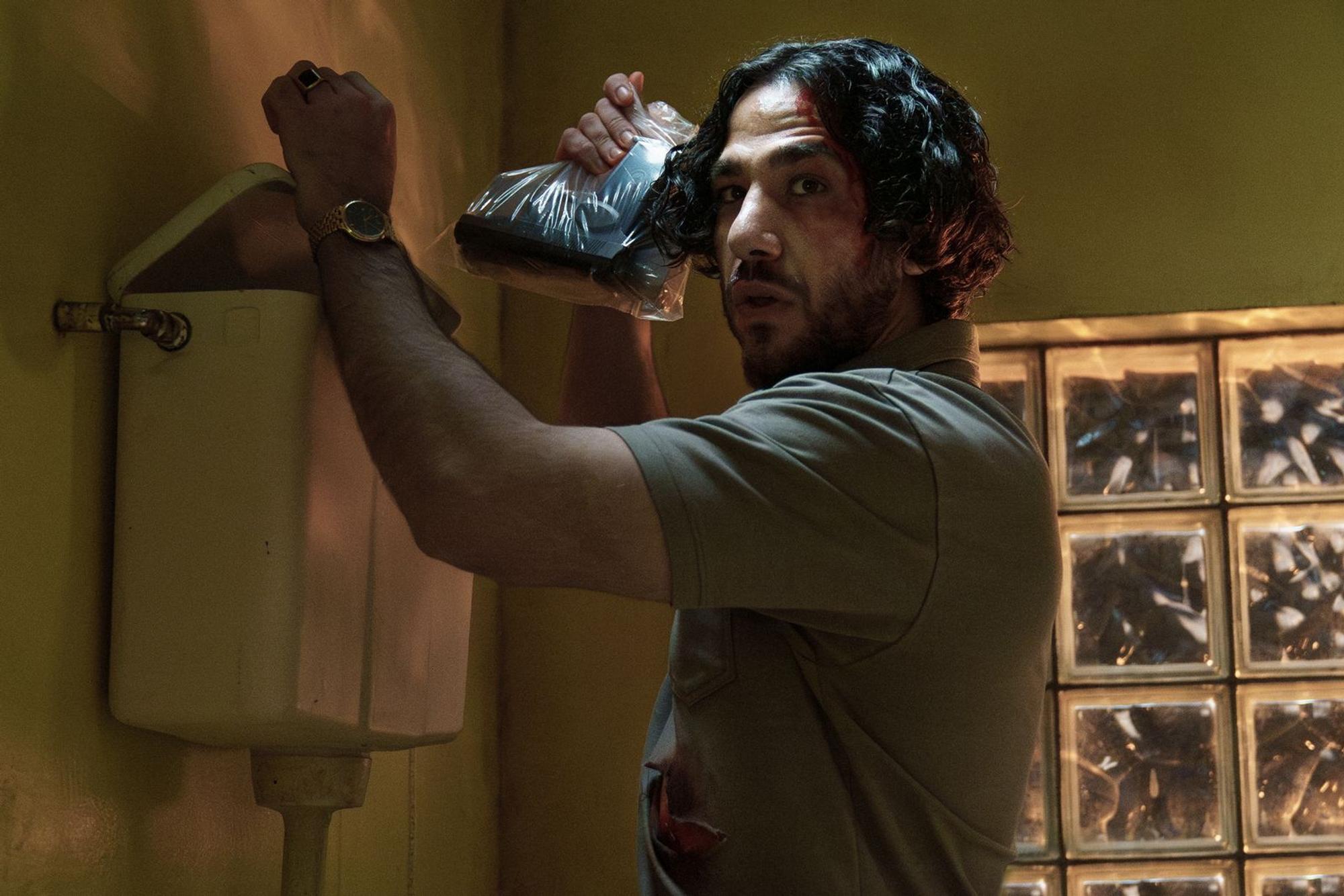 Ibrahim (Tariq Al-Saies) verstrickt sich immer tiefer in den Drogenhandel. (Bild: 2026 Warner Bros.Discovery / W&B TV / Julia Terjung)