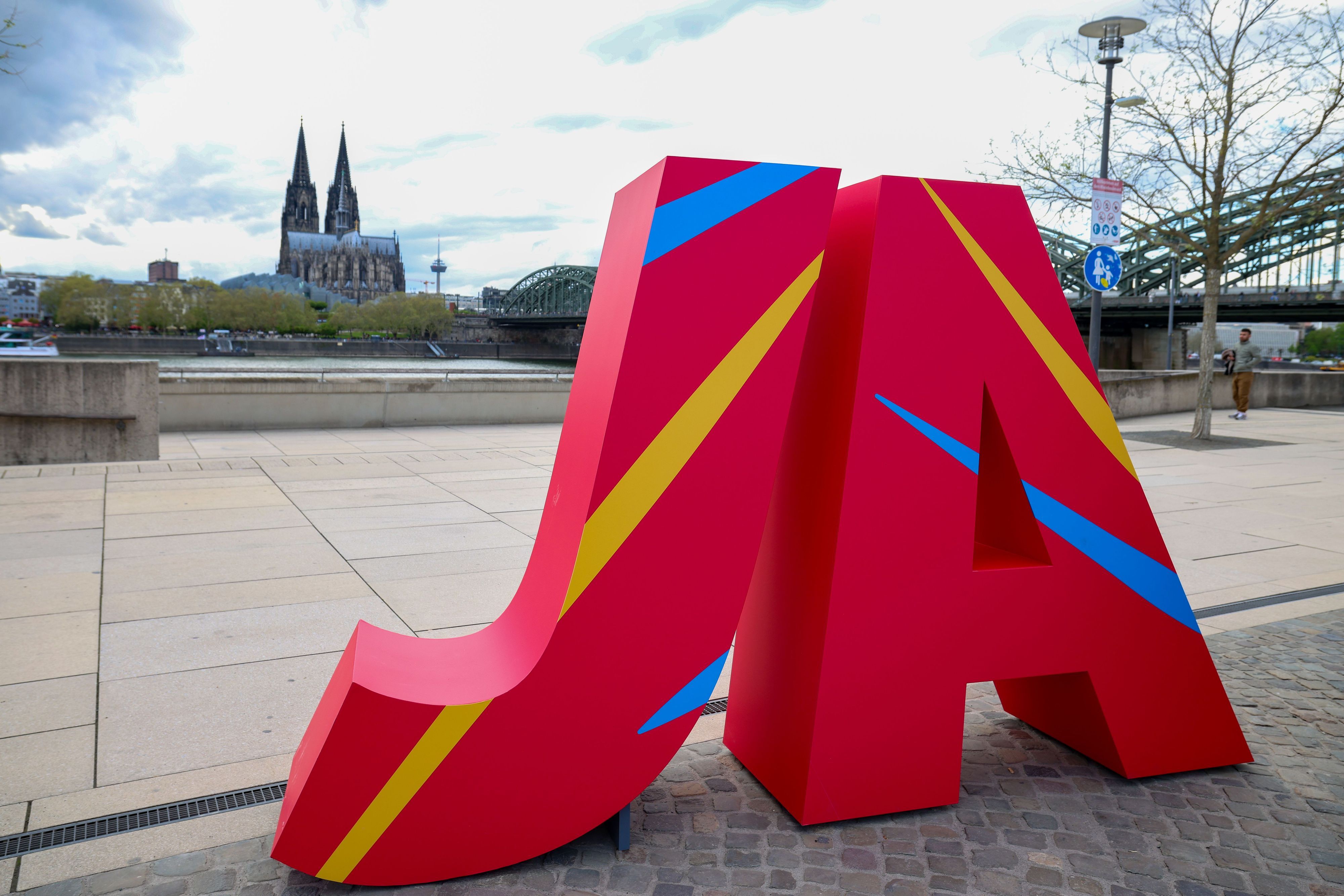 Der Schriftzug „JA“ mit dem Kölner Dom im Hintergrund. Am Samstag fällt die Entscheidung, ob Köln-Rhein-Ruhr deutscher Olympia-Bewerber wird.