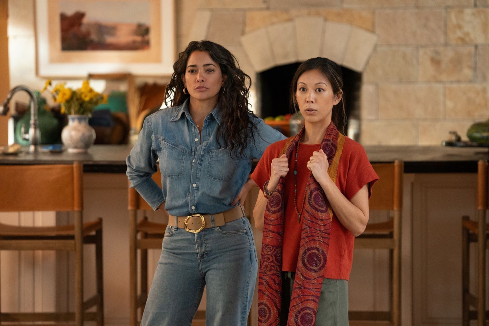 Ihre Partnerinnen (Natalie Martinez, links und Brittany Ishibashi) müssen die Eskapaden von Woody Harrelson und Matthew McConaughey einfach hinnehmen. (Bild: © Apple TV | Ryan Green)