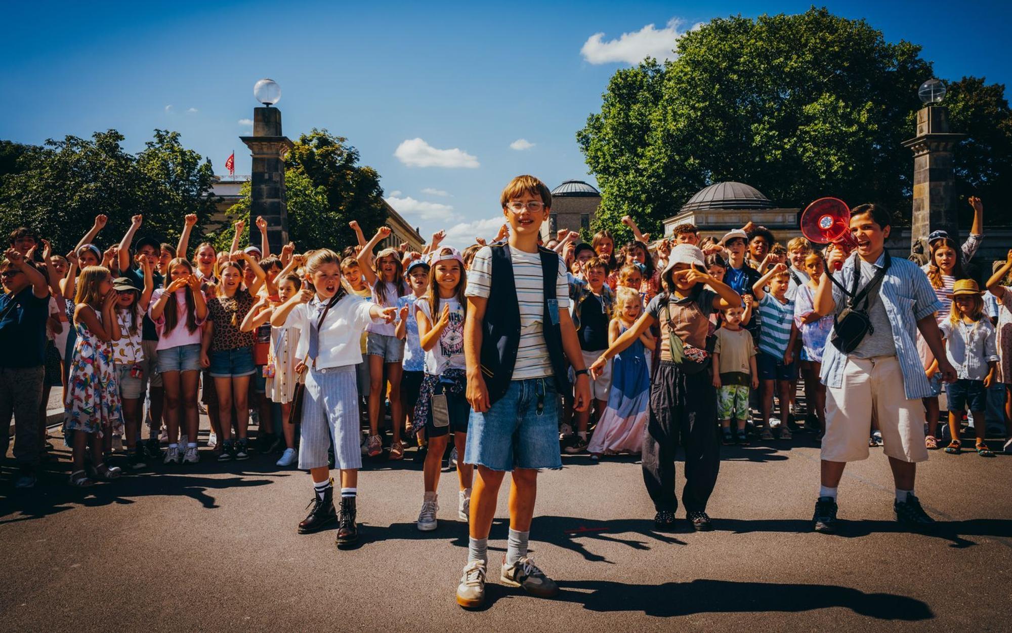 Nicholas Jonah Peter (Mitte) übernimmt in „Emil und die Detektive“ seine erste Kinohauptrolle. (Bild: Warner Bros. Film Productions Germany/UFA Fiction/UFA Mitte/Xiomara Bender)