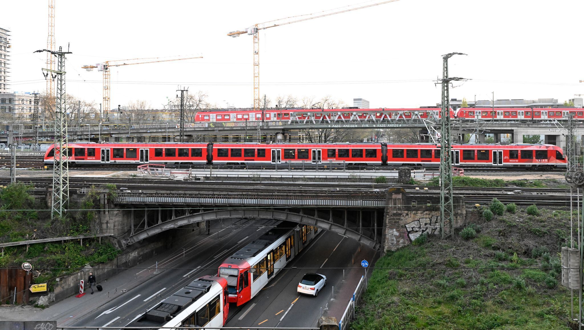 Züge überqueren eine Eisenbahnbrücke