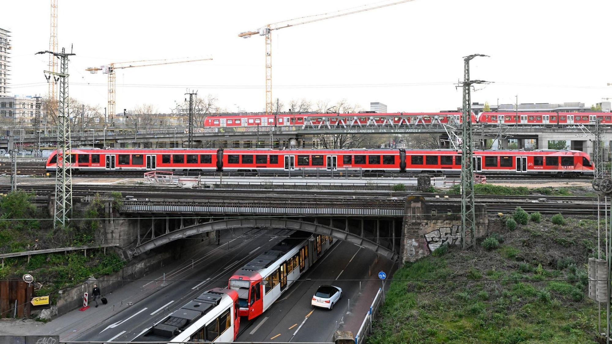 Züge überqueren eine Eisenbahnbrücke