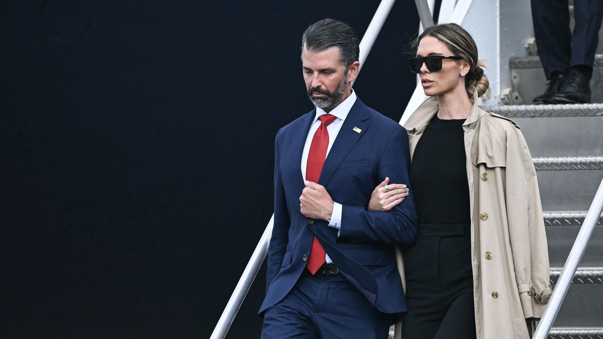 Donald Trump Jr. und seine Frau Bettina (r.)