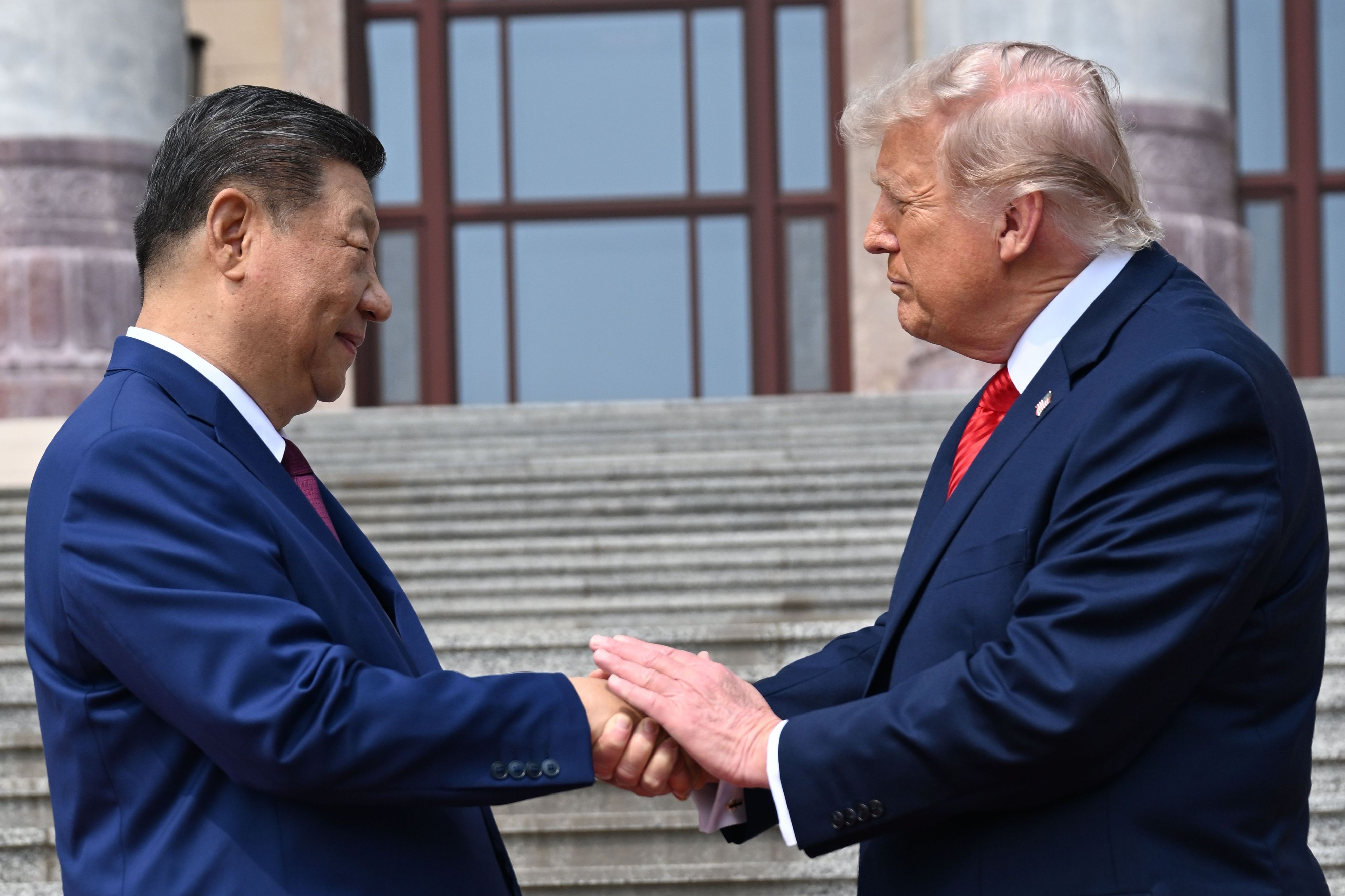 ARCHIV - 14.05.2026, China, Peking: Der chinesische Präsident Xi Jinping schüttelt US-Präsident Donald Trump an der Großen Halle des Volkes die Hand. (zu dpa: «China bestätigt Xi Jinpings USA-Reise») Foto: Kenny Holston/Pool The New York Times/dpa +++ dpa-Bildfunk +++