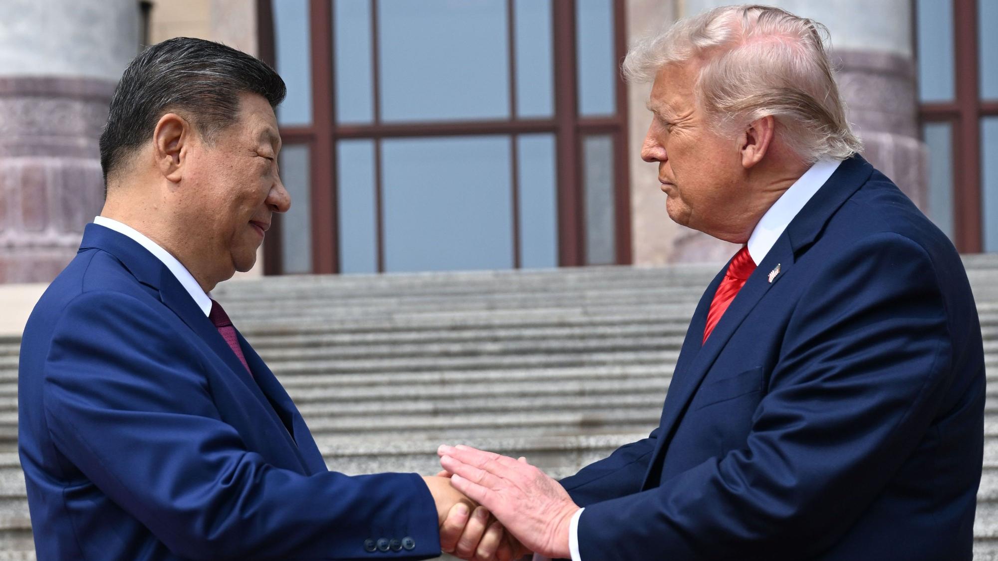 ARCHIV - 14.05.2026, China, Peking: Der chinesische Präsident Xi Jinping schüttelt US-Präsident Donald Trump an der Großen Halle des Volkes die Hand. (zu dpa: «China bestätigt Xi Jinpings USA-Reise») Foto: Kenny Holston/Pool The New York Times/dpa +++ dpa-Bildfunk +++