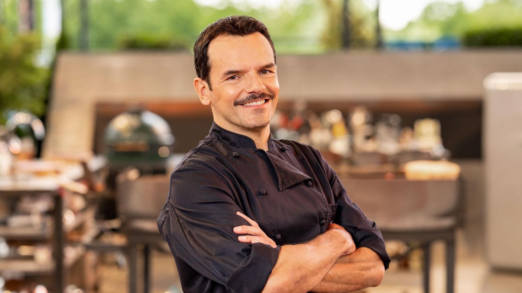 Die leibhaftigen Gegner zu schwach? Jedenfalls stichelt Steffen Henssler beim Finale von „Grill den Henssler Sommer-Special“ mal wieder gegen den - abwesenden - Lieblingsrivalen Tim Mälzer. (Bild: RTL/Markus Hertrich)