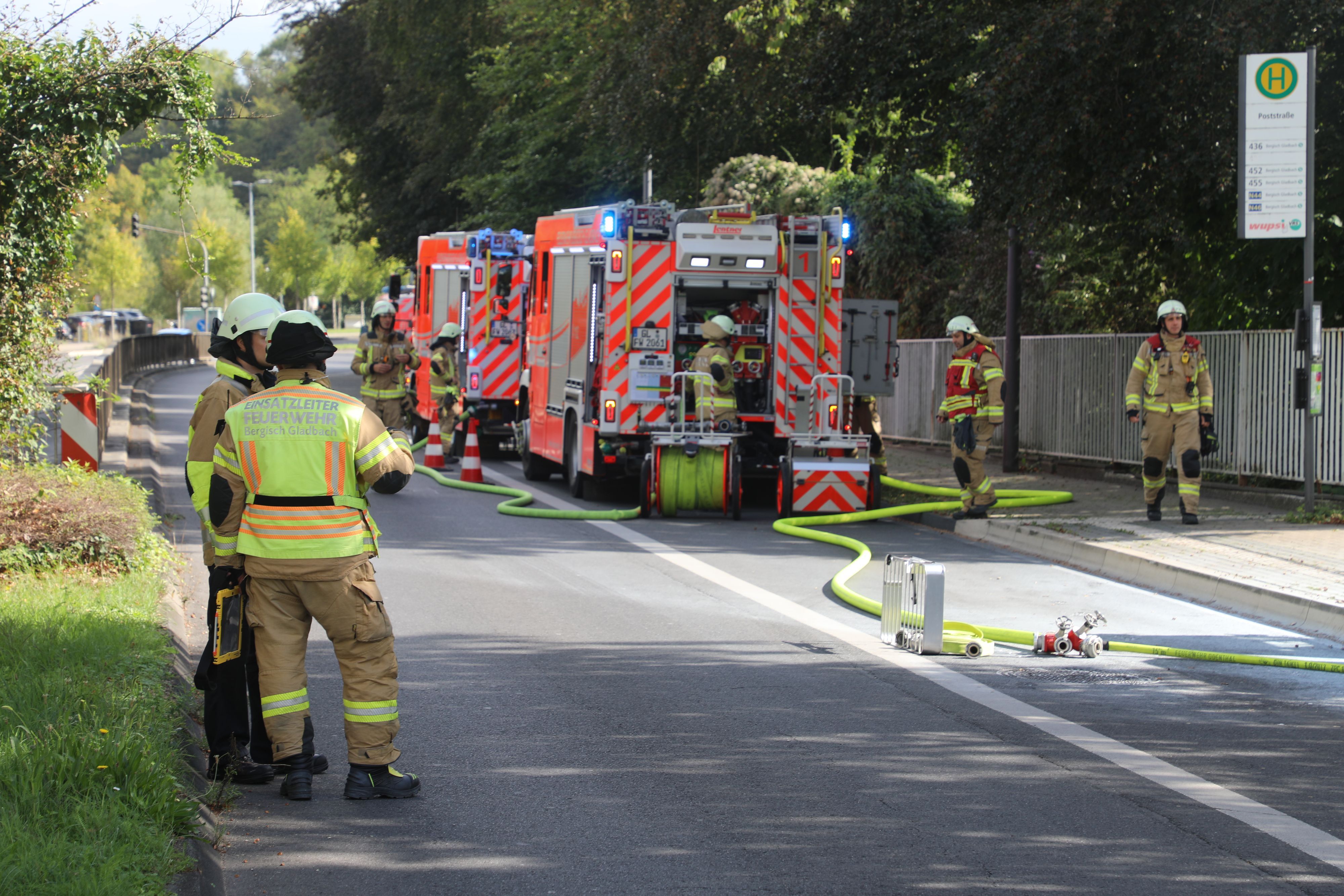 Feuerwehrfahrzeuge stehen auf der Straße An der Gohrsmühle.