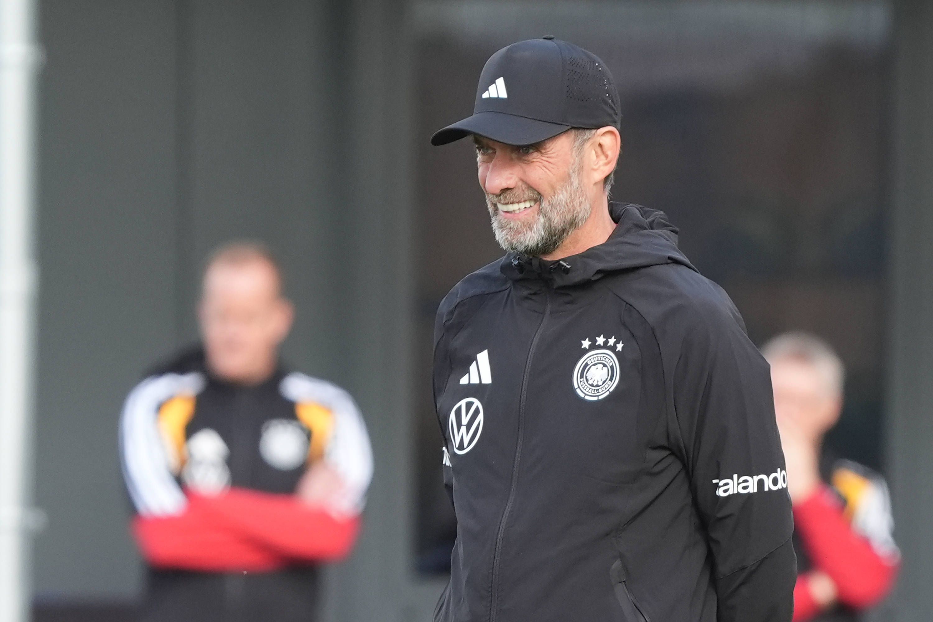 Jürgen Klopp lächelnd in Sportkleidung